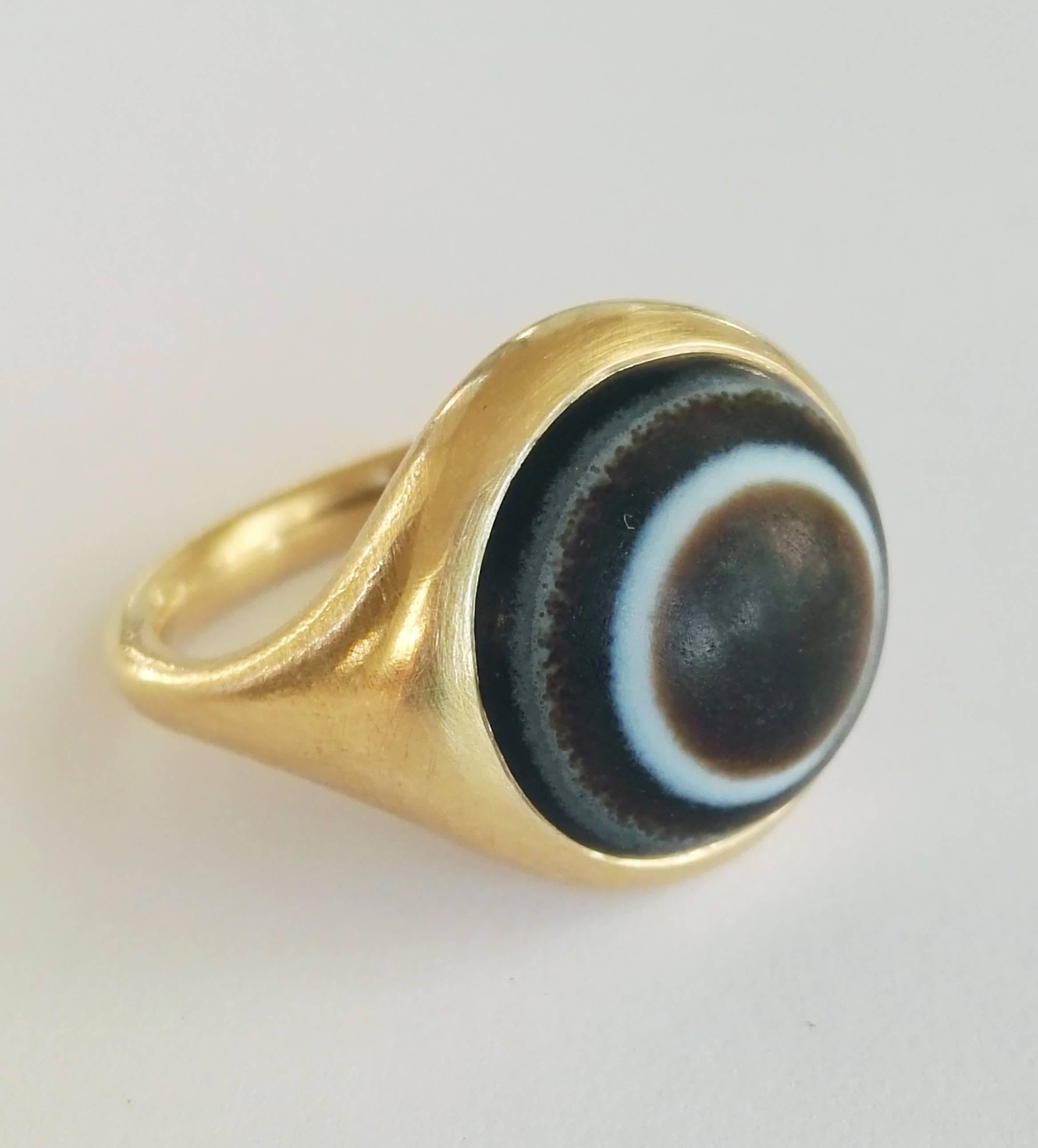 Cabochon Dalben Unisex Round Banded Agate Gold Ring For Sale