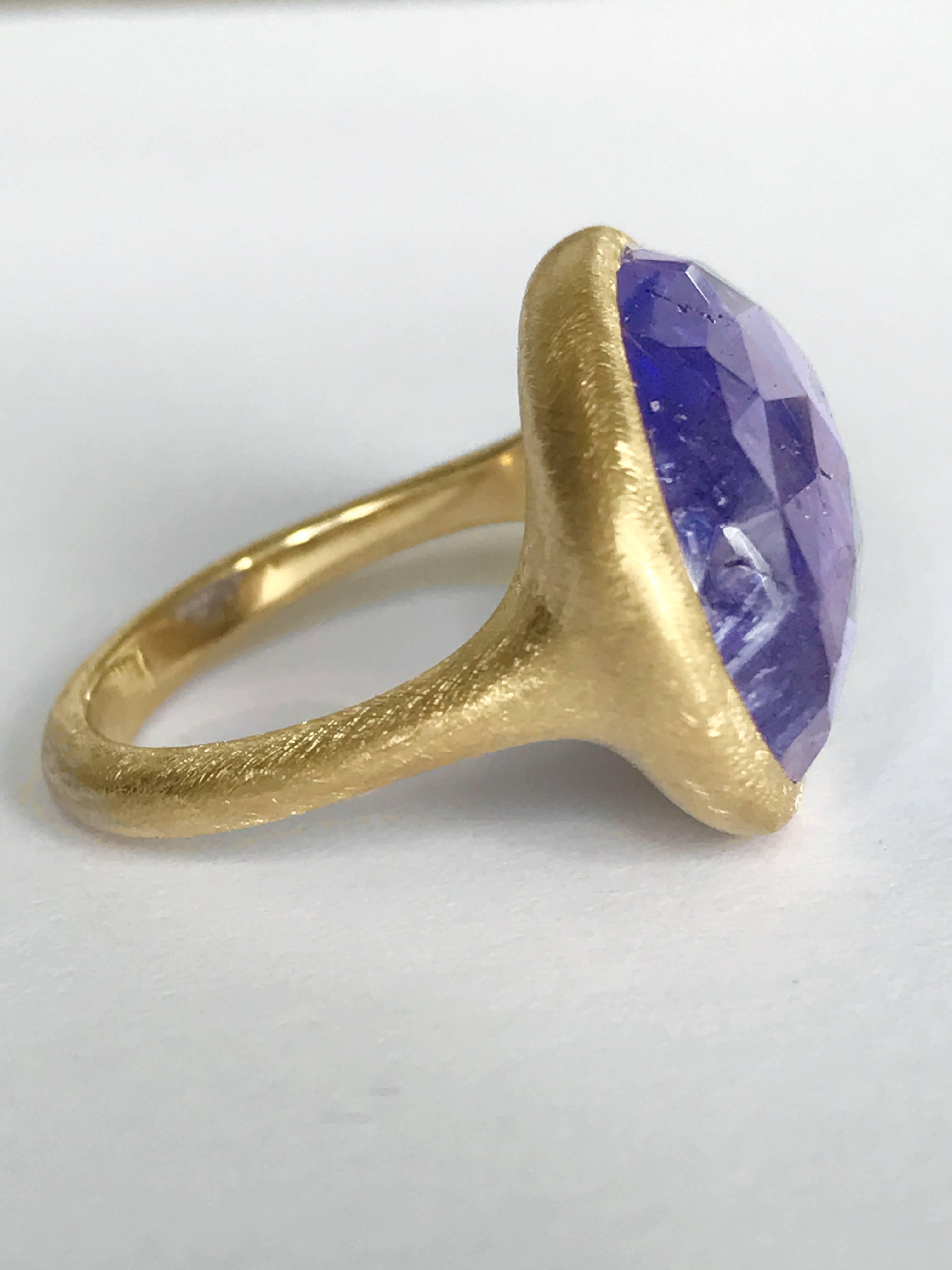 Taille ovale Dalben Bague unique en son genre en or gravé avec tanzanite et ébréchures en vente