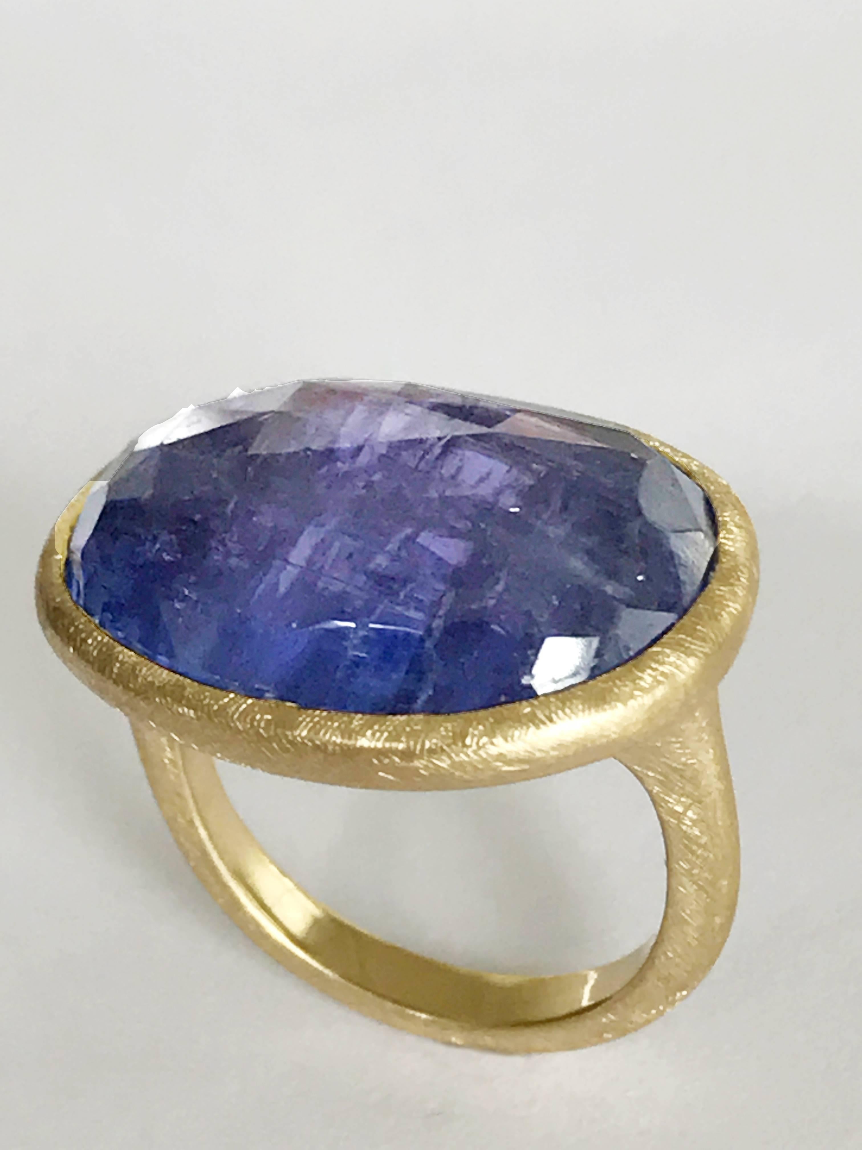 Contemporain Dalben Bague unique en son genre en or gravé avec tanzanite et ébréchures en vente