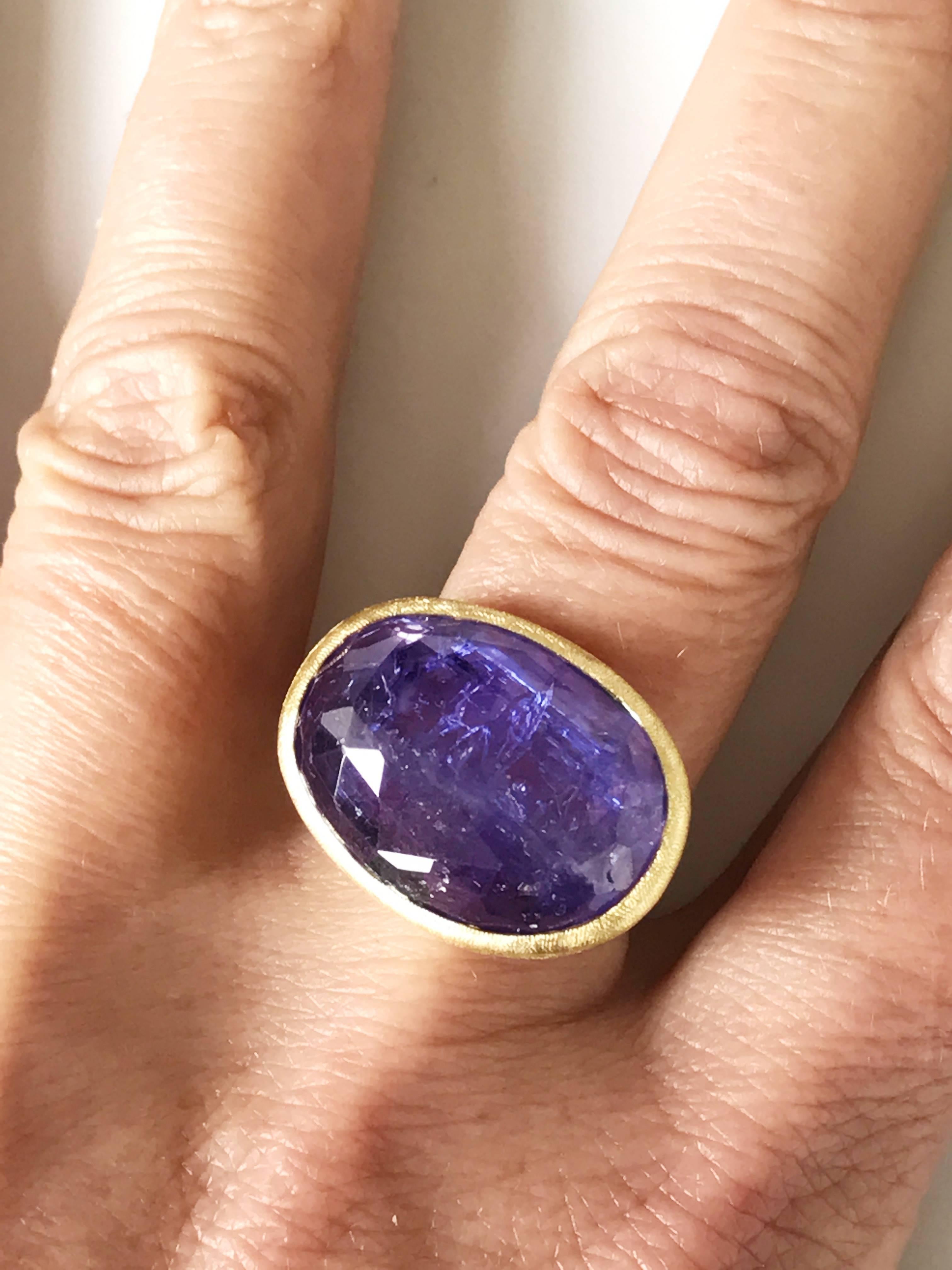 Dalben One of a Kind Tanzanite Scratch Engraved Gold Ring In New Condition For Sale In Como, IT