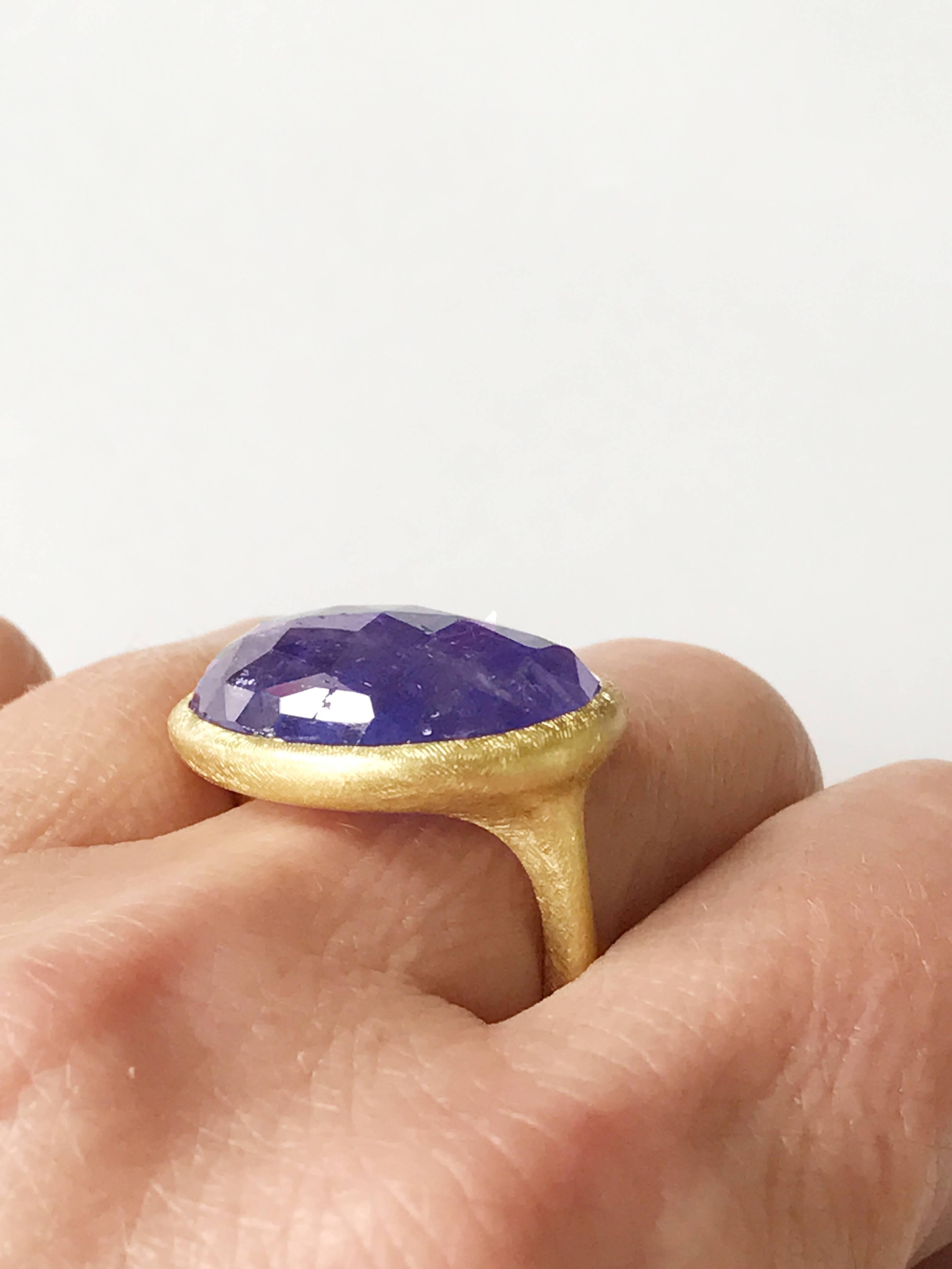 Women's Dalben One of a Kind Tanzanite Scratch Engraved Gold Ring For Sale