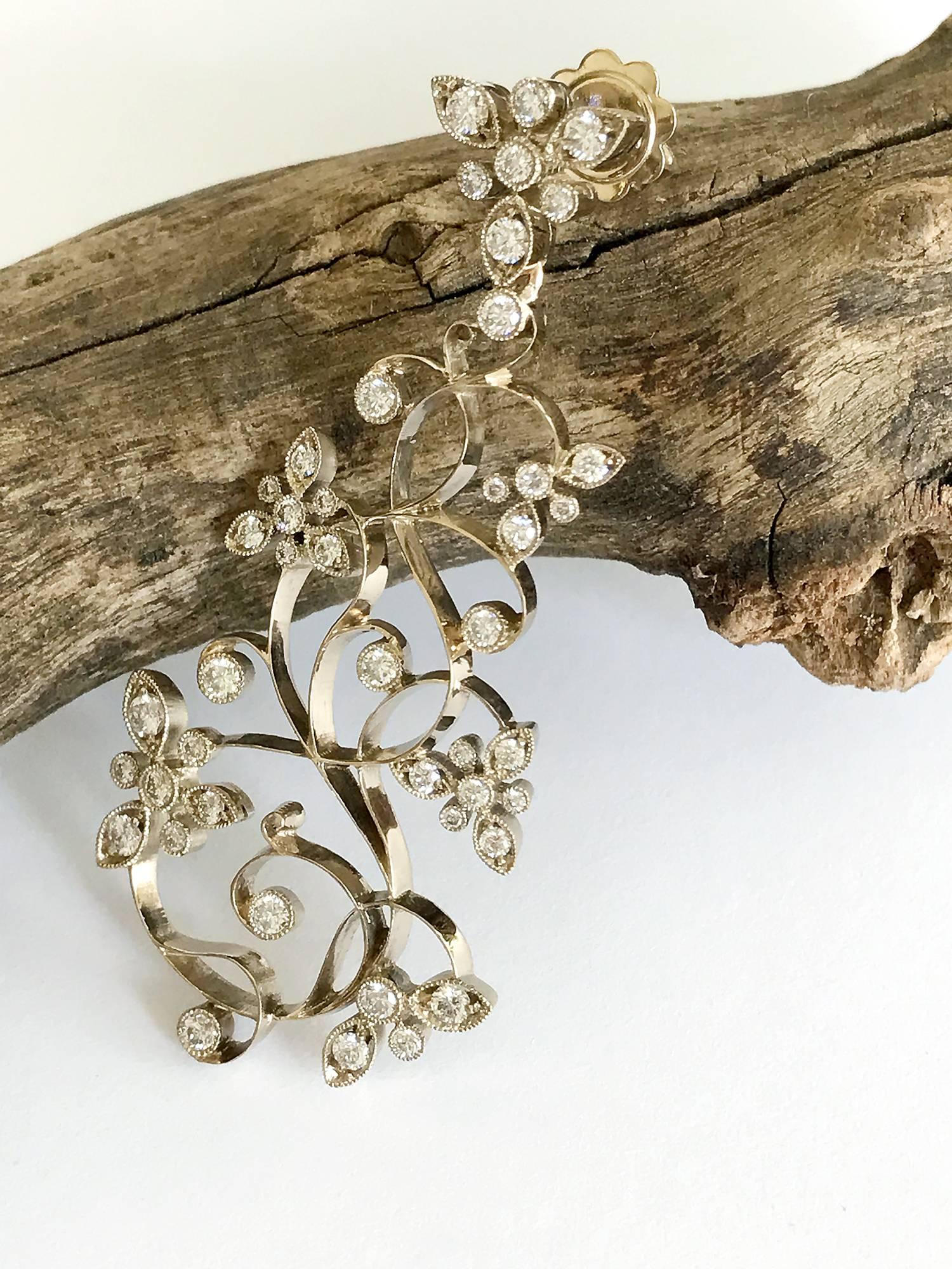 Contemporain Boucles d'oreilles chandelier floral en or blanc à diamants Dalben en vente