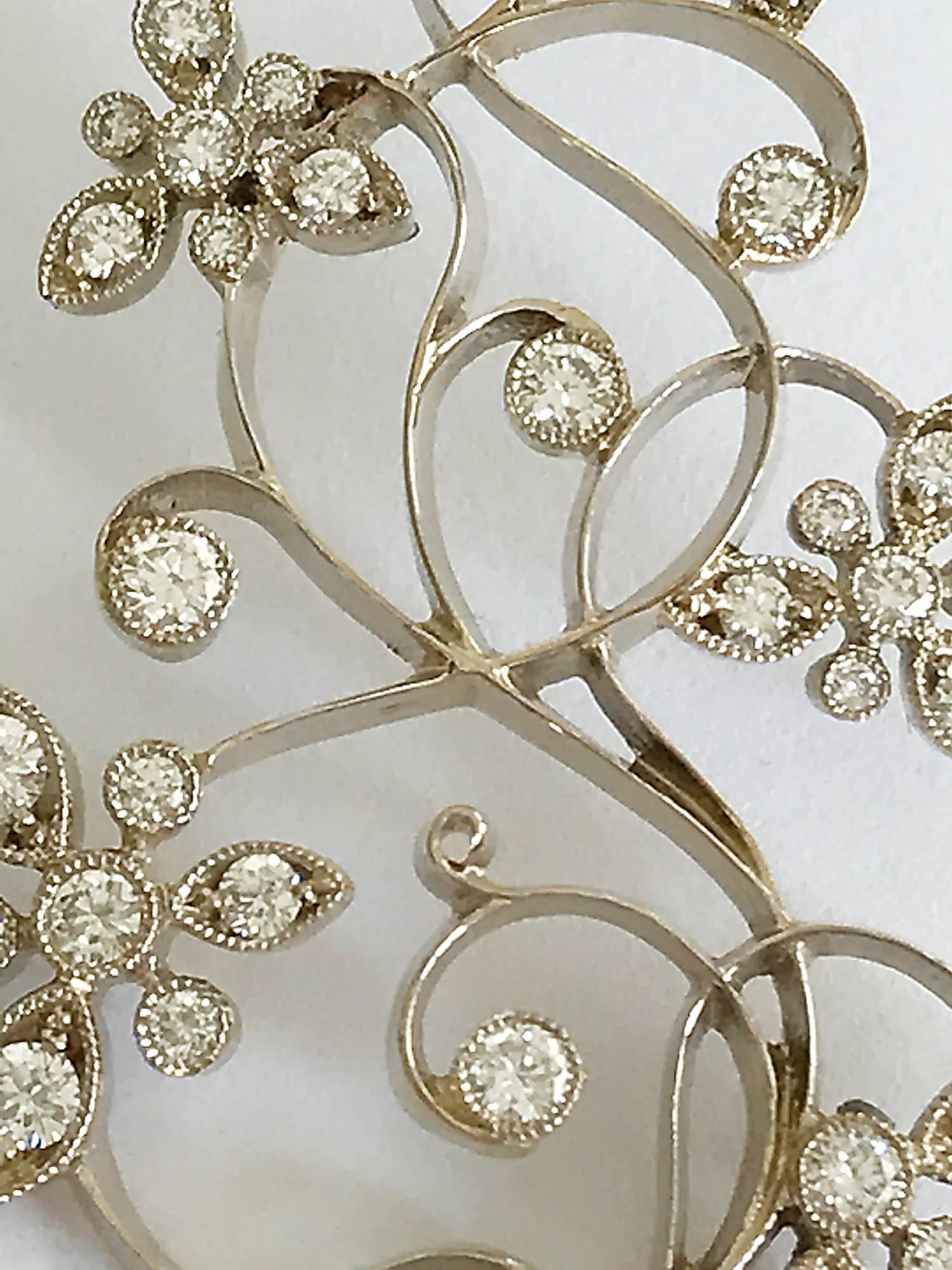 Taille brillant Boucles d'oreilles chandelier floral en or blanc à diamants Dalben en vente