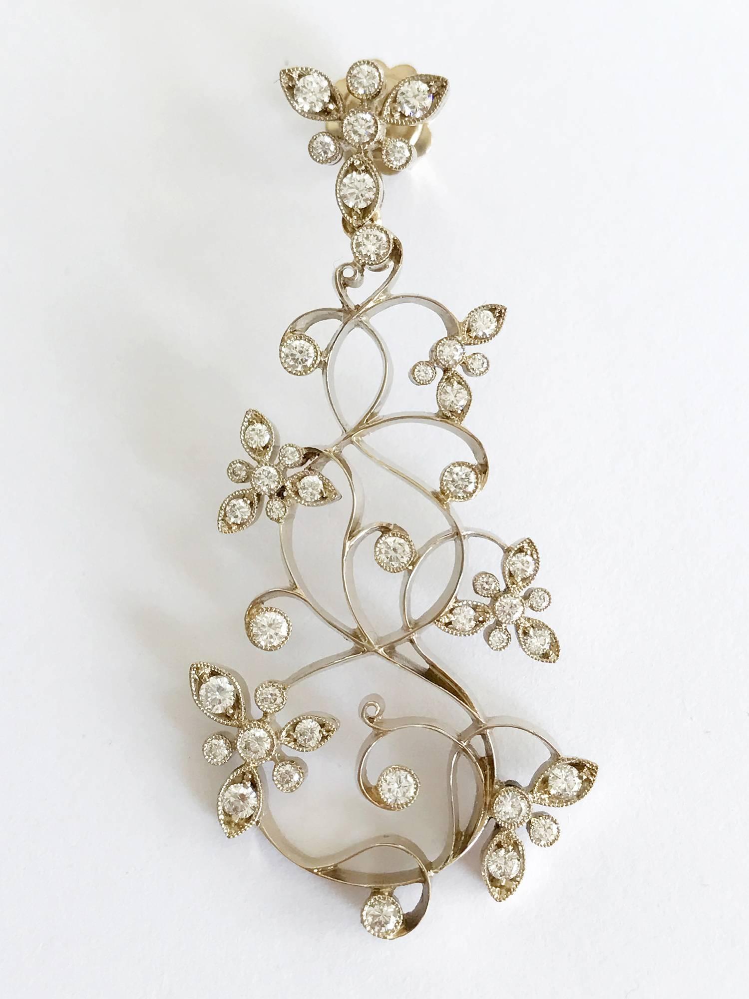 Boucles d'oreilles chandelier floral en or blanc à diamants Dalben Neuf - En vente à Como, IT