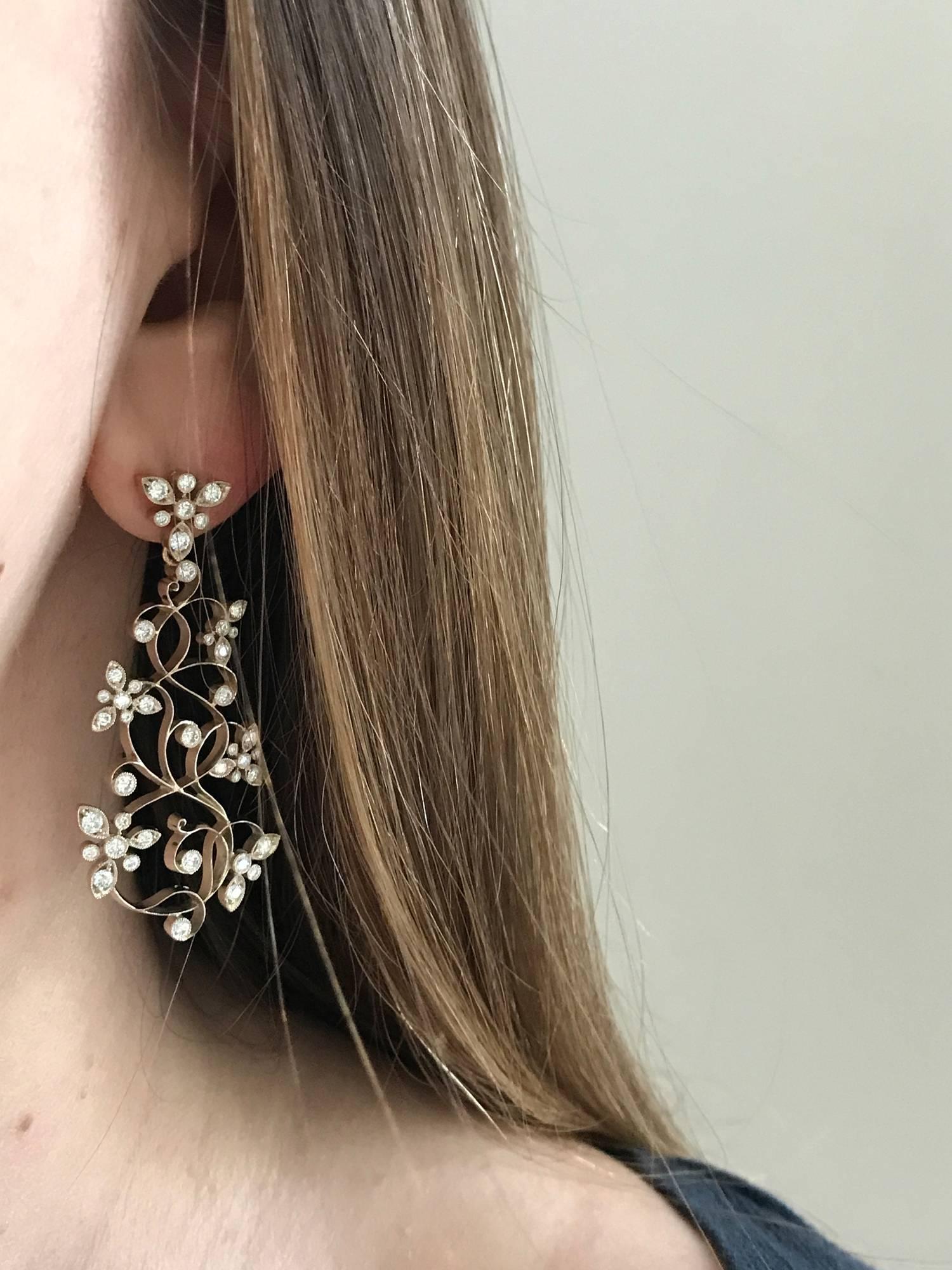 Boucles d'oreilles chandelier floral en or blanc à diamants Dalben en vente 2