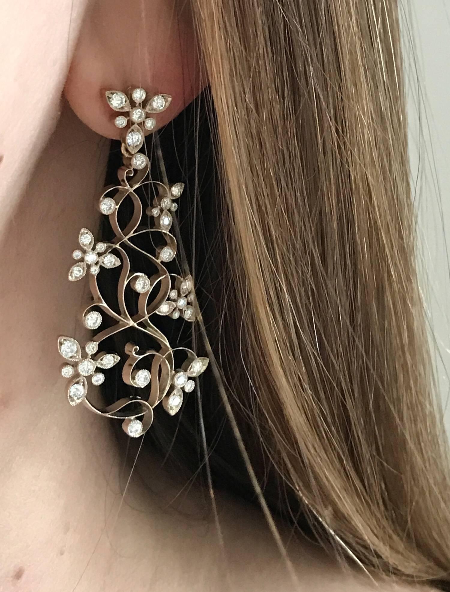 Boucles d'oreilles chandelier floral en or blanc à diamants Dalben en vente 3