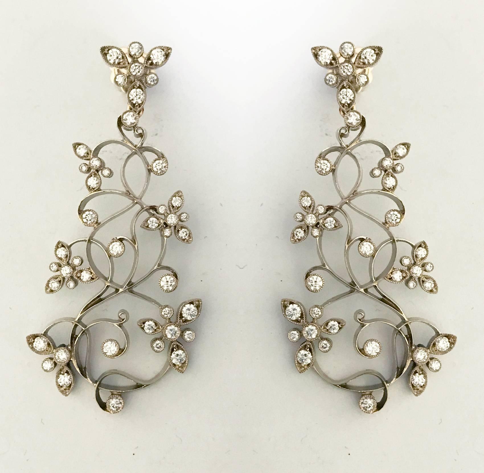 Boucles d'oreilles chandelier floral en or blanc à diamants Dalben Pour femmes en vente