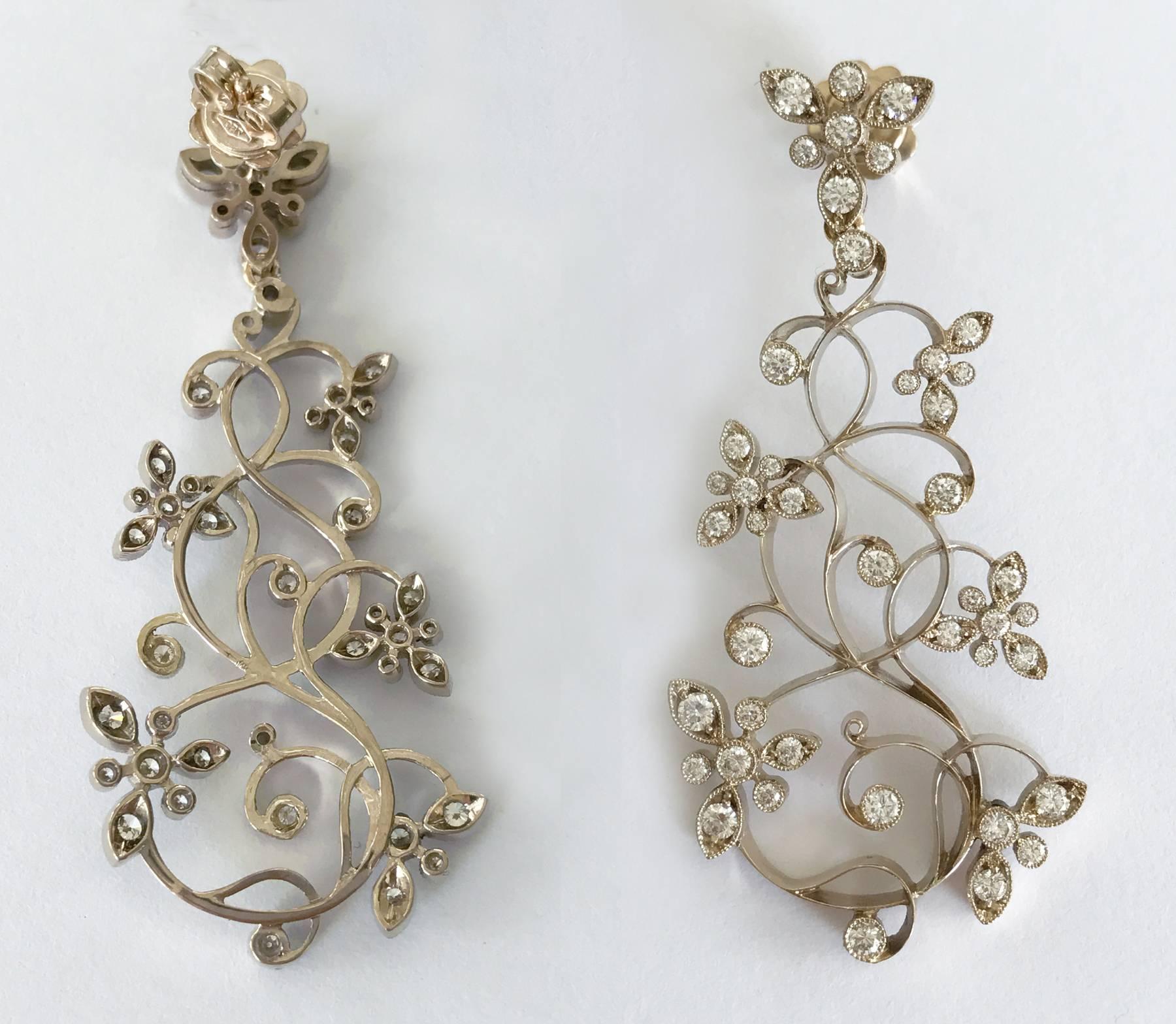 Boucles d'oreilles chandelier floral en or blanc à diamants Dalben en vente 1