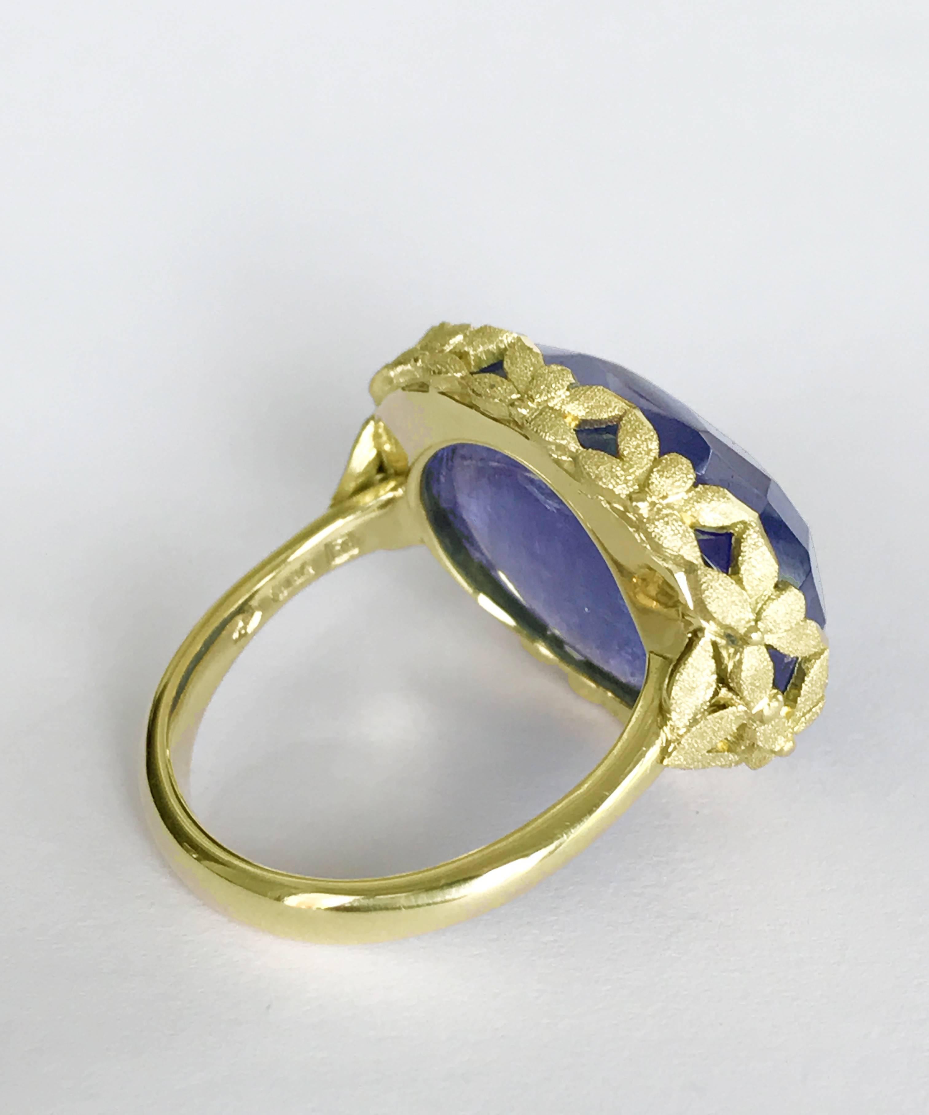 Dalben Oval Tanzanite Engraved Gold Cocktail Ring In New Condition For Sale In Como, IT