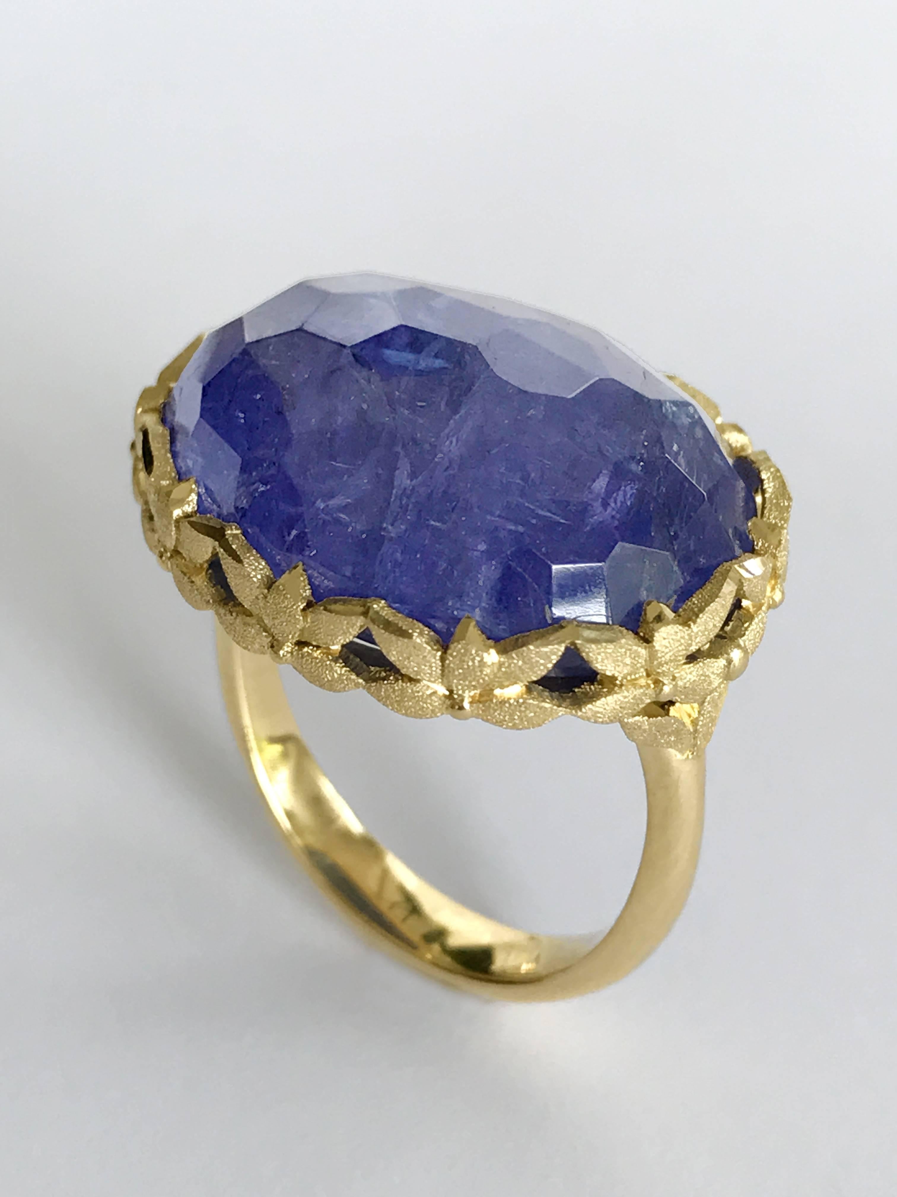 Bague cocktail en or jaune gravé 18 kt de Dalben avec une tanzanite ovale à facettes pesant 23,85 carats.  Bague taille 6 3/4 USA - 54 EU adaptable à la plupart des tailles de doigts.  
Dimension de la lunette : 
largeur 21,6 mm, 
hauteur 17,9 mm. 