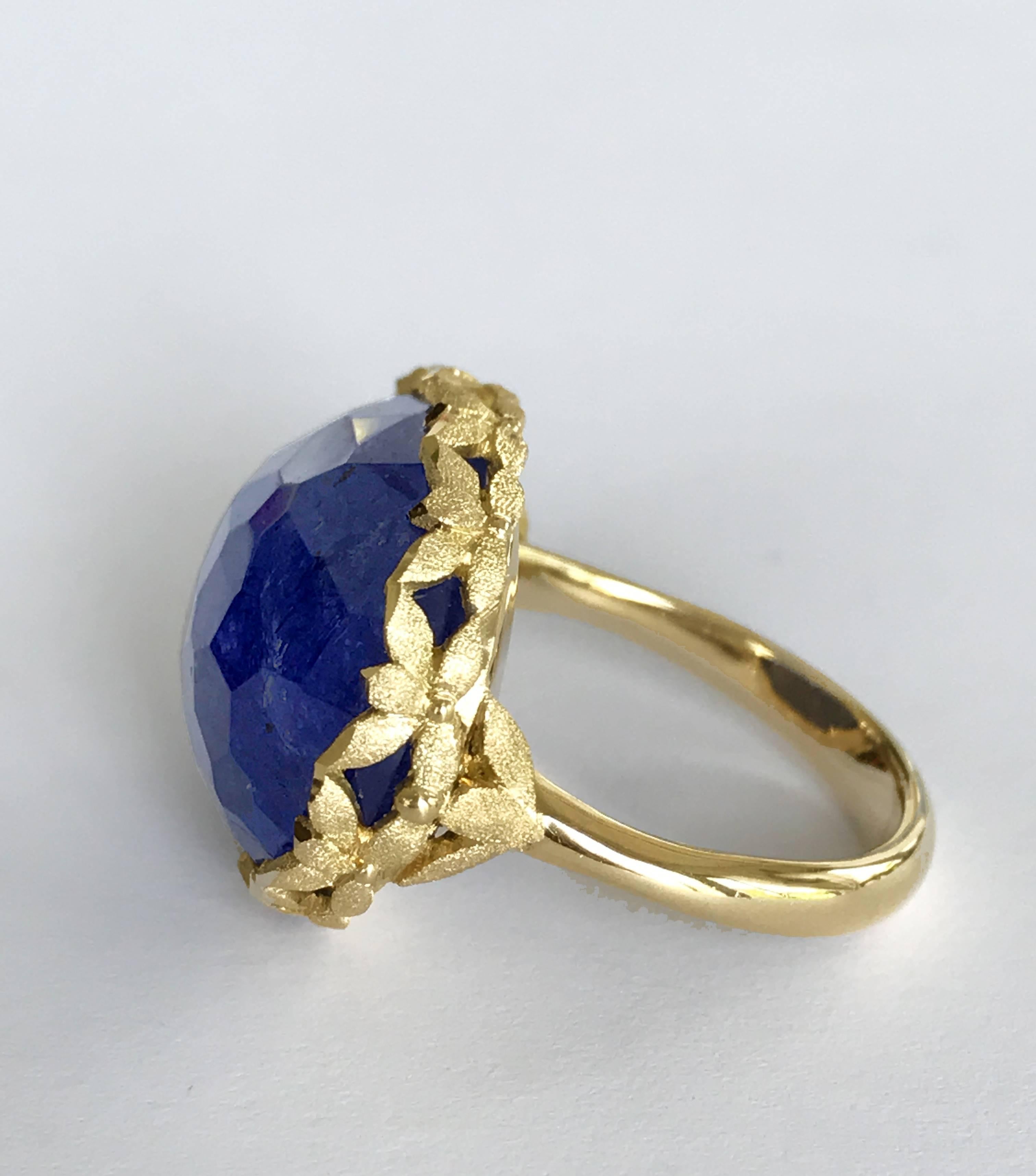 Contemporary Dalben Oval Tanzanite Engraved Gold Cocktail Ring For Sale