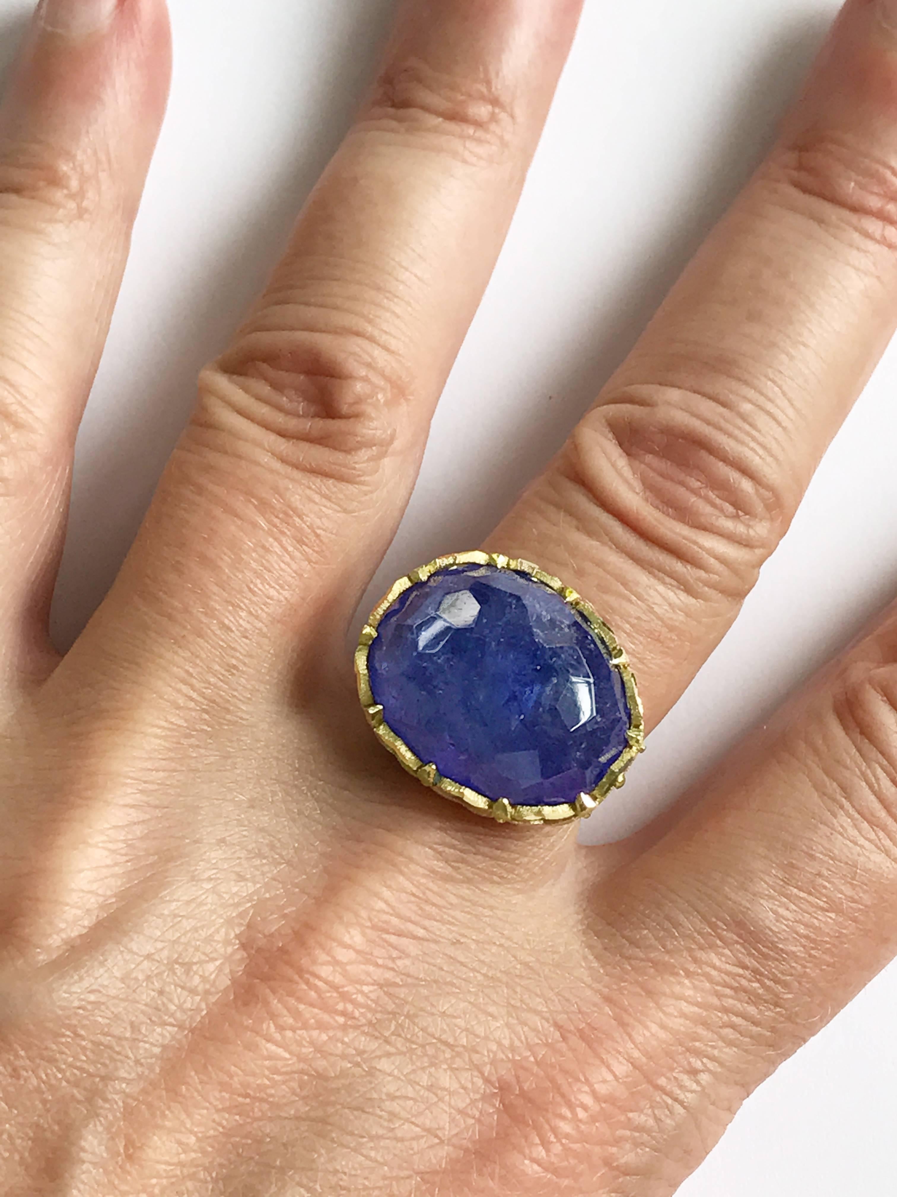 Dalben Oval Tanzanite Engraved Gold Cocktail Ring For Sale 3