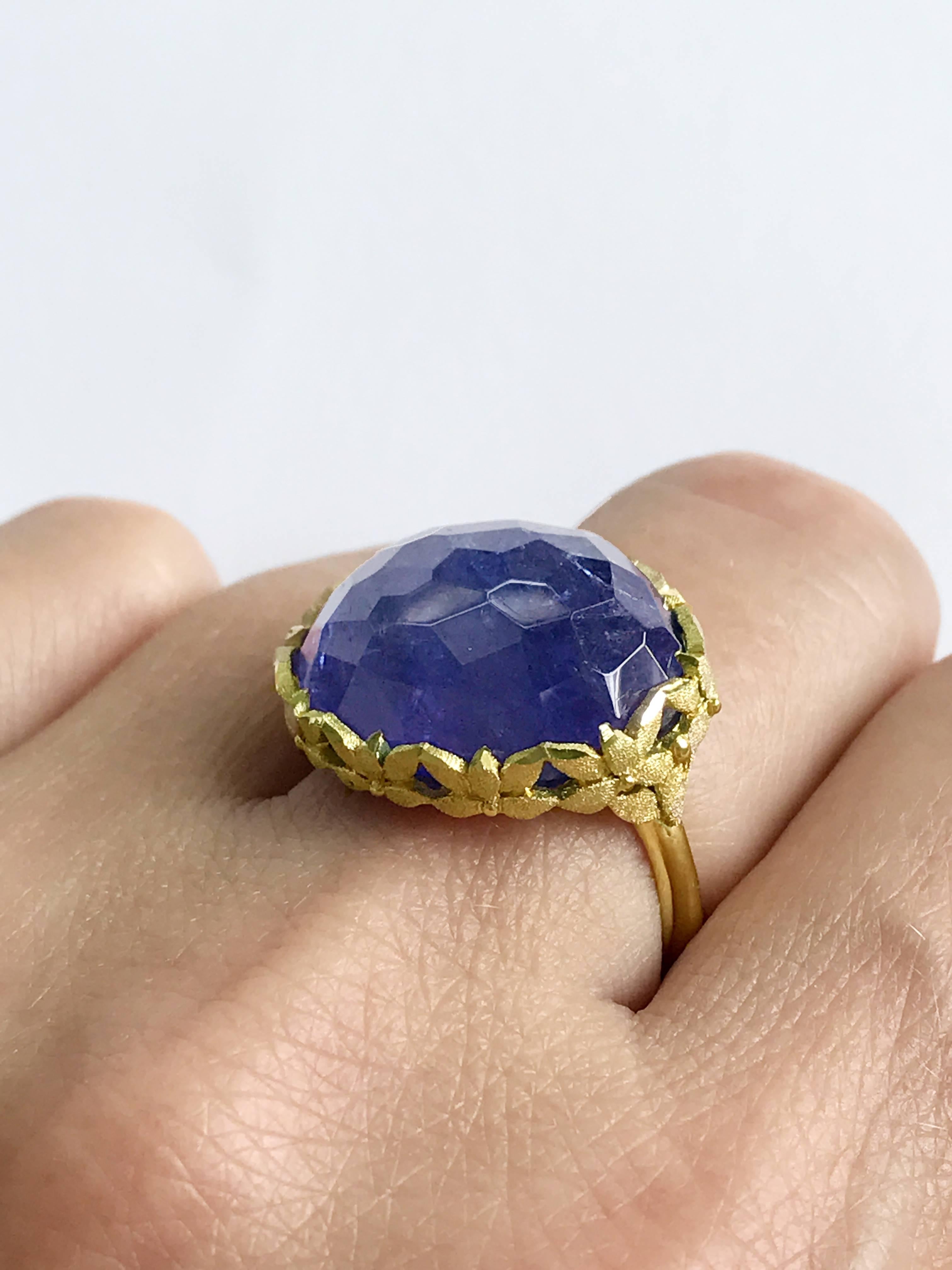 Dalben Oval Tanzanite Engraved Gold Cocktail Ring For Sale 1