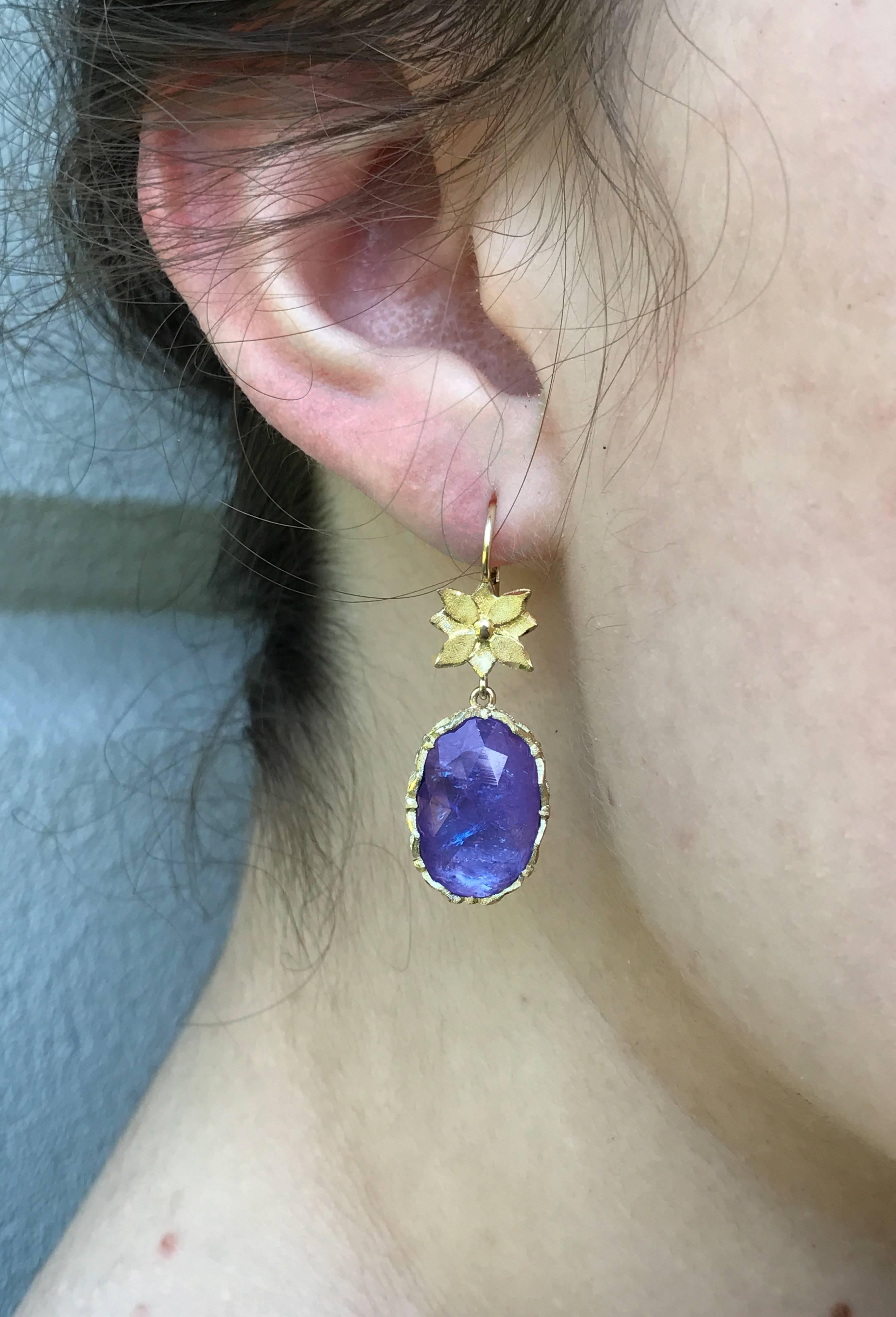 Dalben design 18 kt leaf hand engraved yellow gold dangle earrings with two oval faceted Tanzanite weighting 13,3 carat 
The yello gold satin finishing is hand made by 