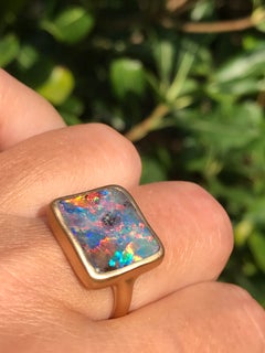 Anello in oro giallo con opale boulder australiano Dalben