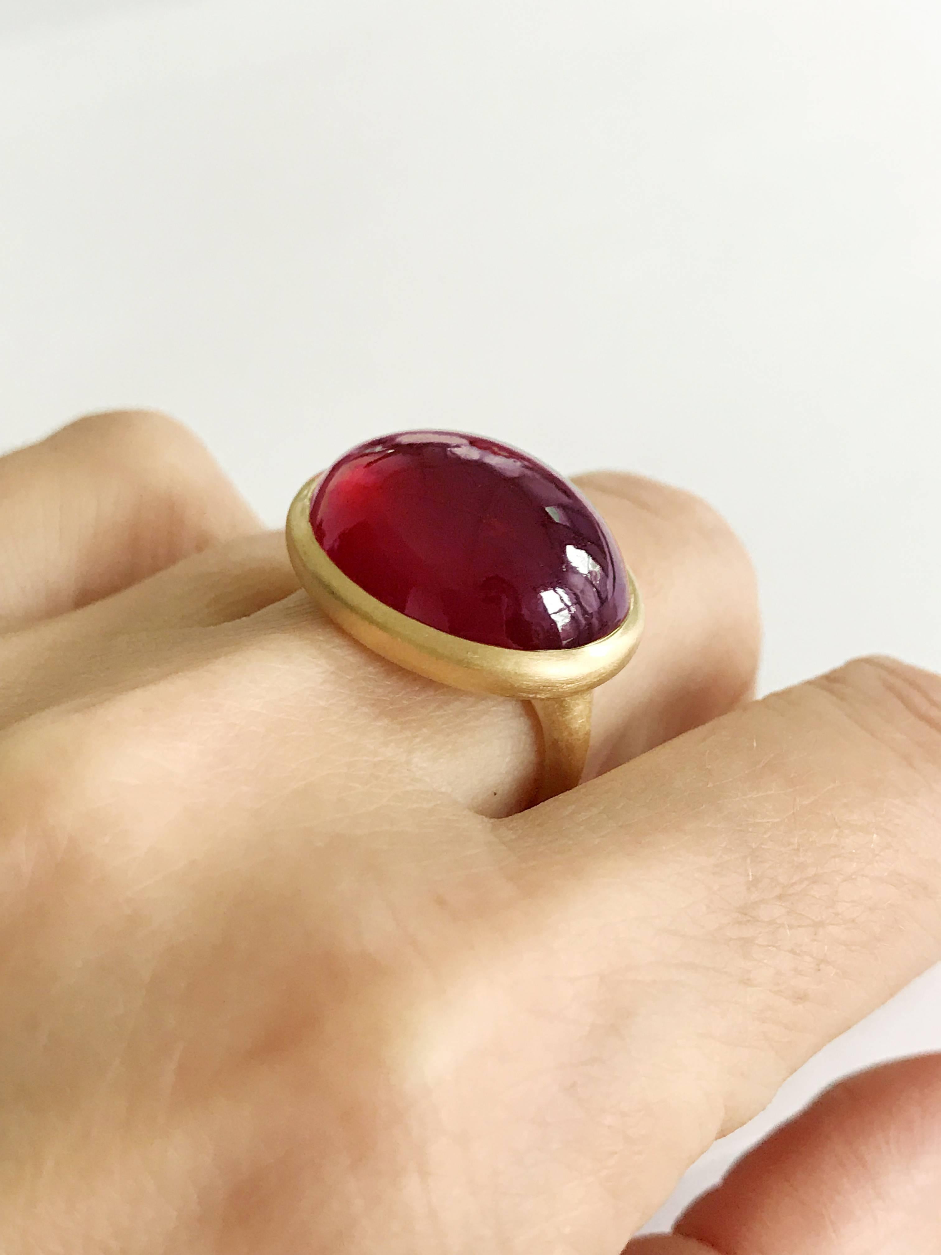 Dalben Oval Cabochon Garnet Yellow Gold Ring In New Condition In Como, IT