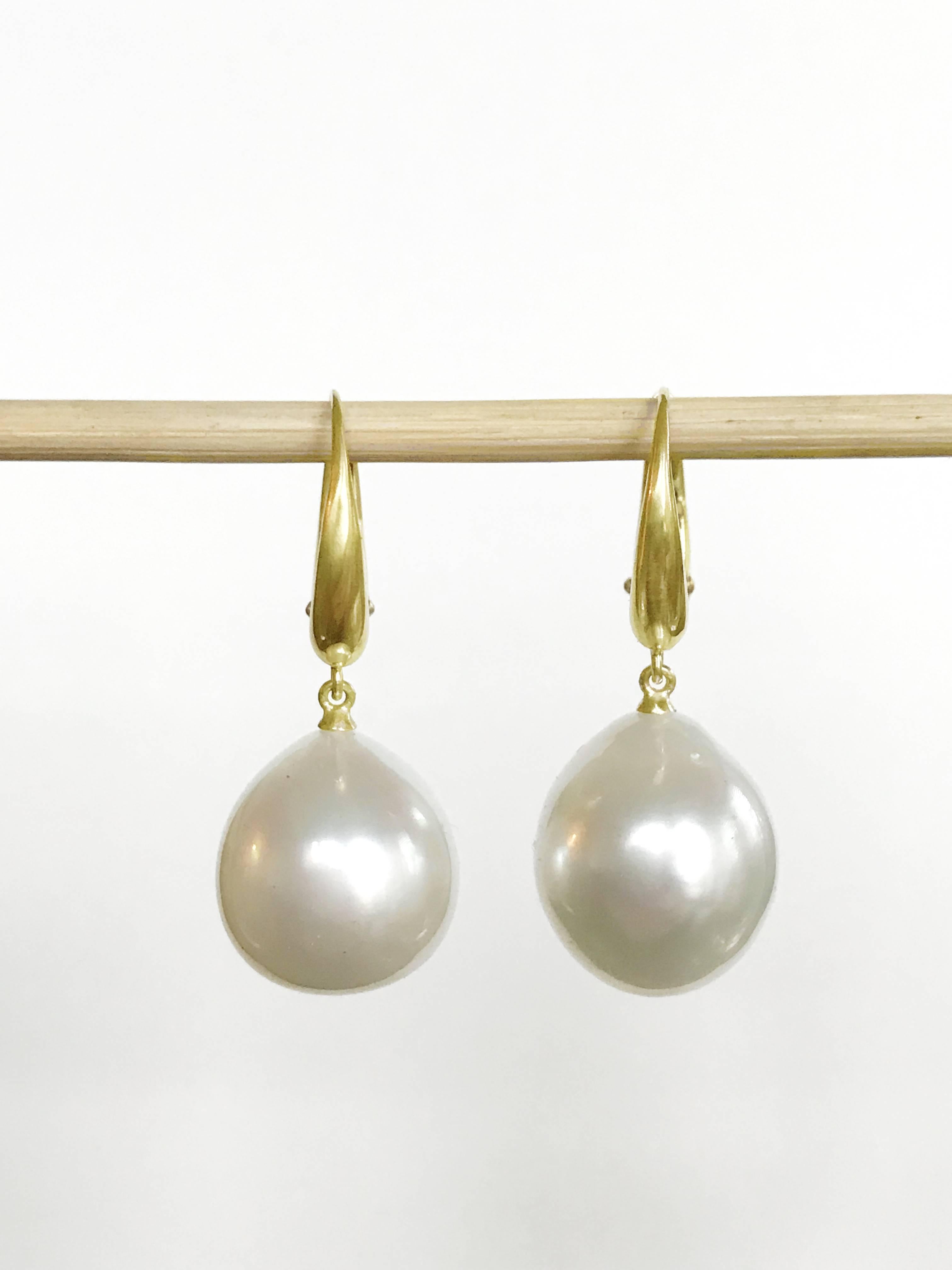 Contemporary Dalben Design South Sea Pearl Yellow Gold Dangle Earring