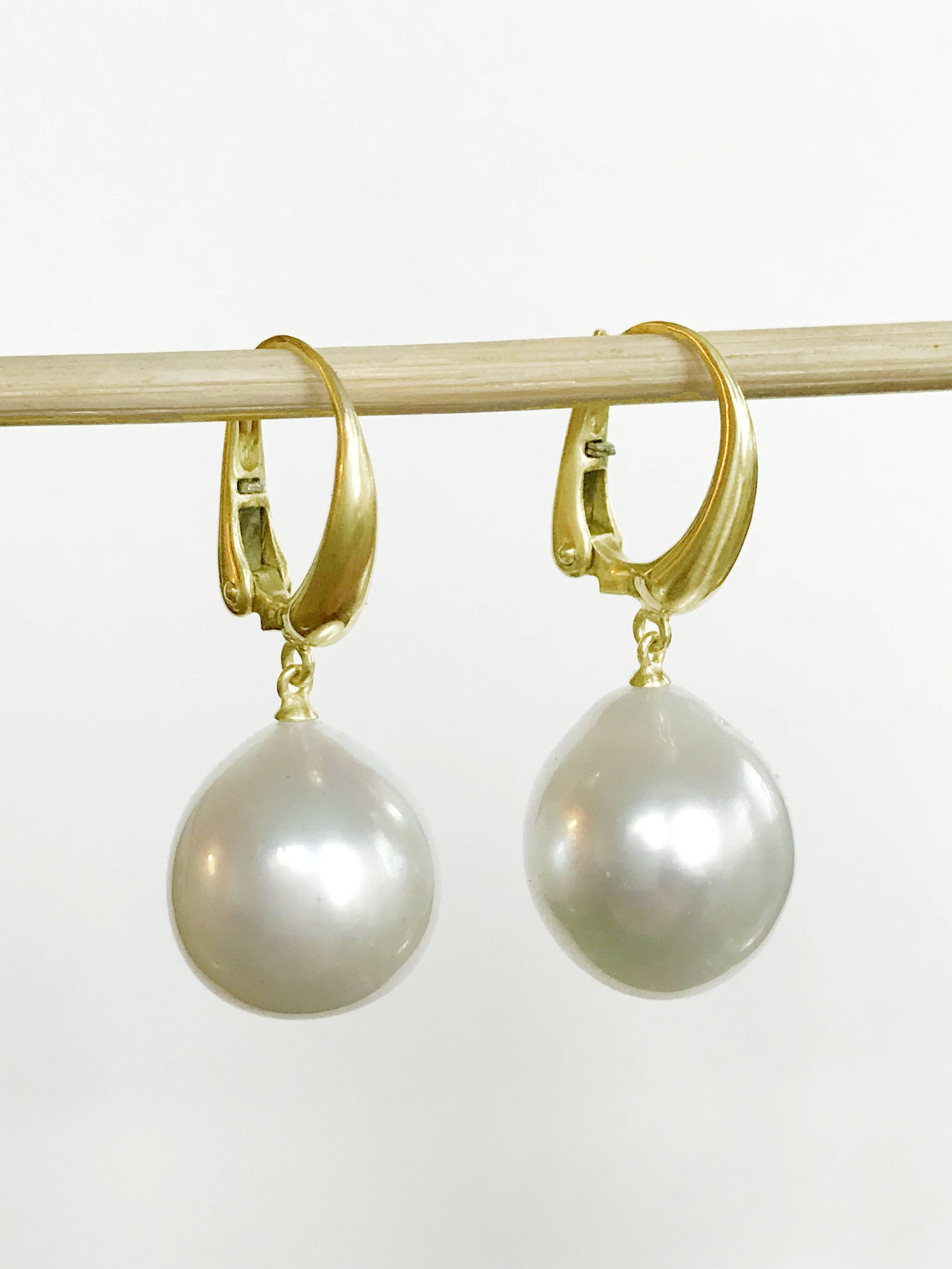 Dalben design 18 kt semi-lucid finished yellow gold earrings with two lightly drop-shape South Sea pearls of 13 x 14 mm circa weight 32,9 carat . 
Earring dimension :  
width 13 mm 
height with leverback 31 mm  
The earrings has been designed and