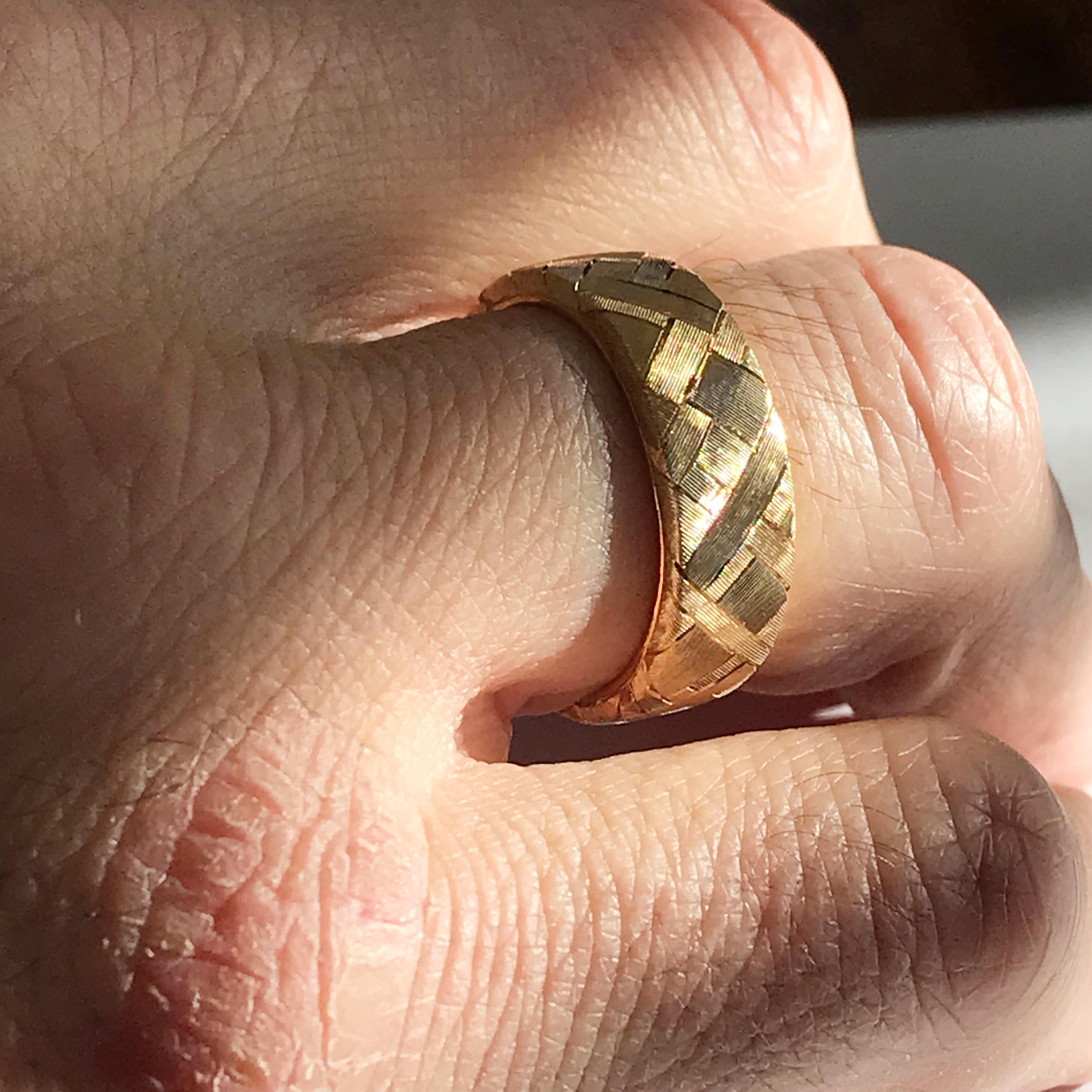 Dalben Hand Engraved Man Gold Band Ring In New Condition For Sale In Como, IT