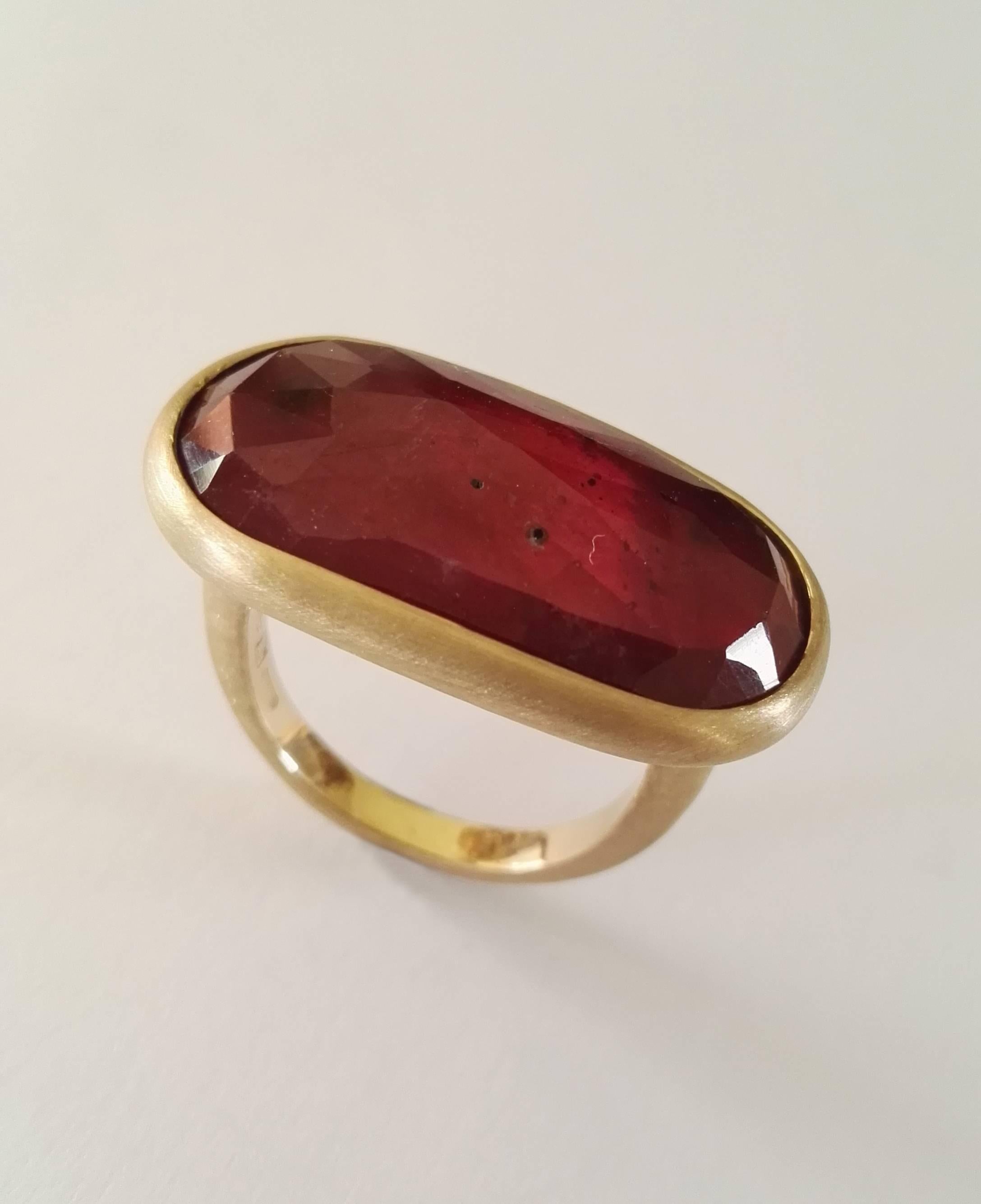 Contemporary Dalben Faceted Sapphire Satin Gold Ring For Sale