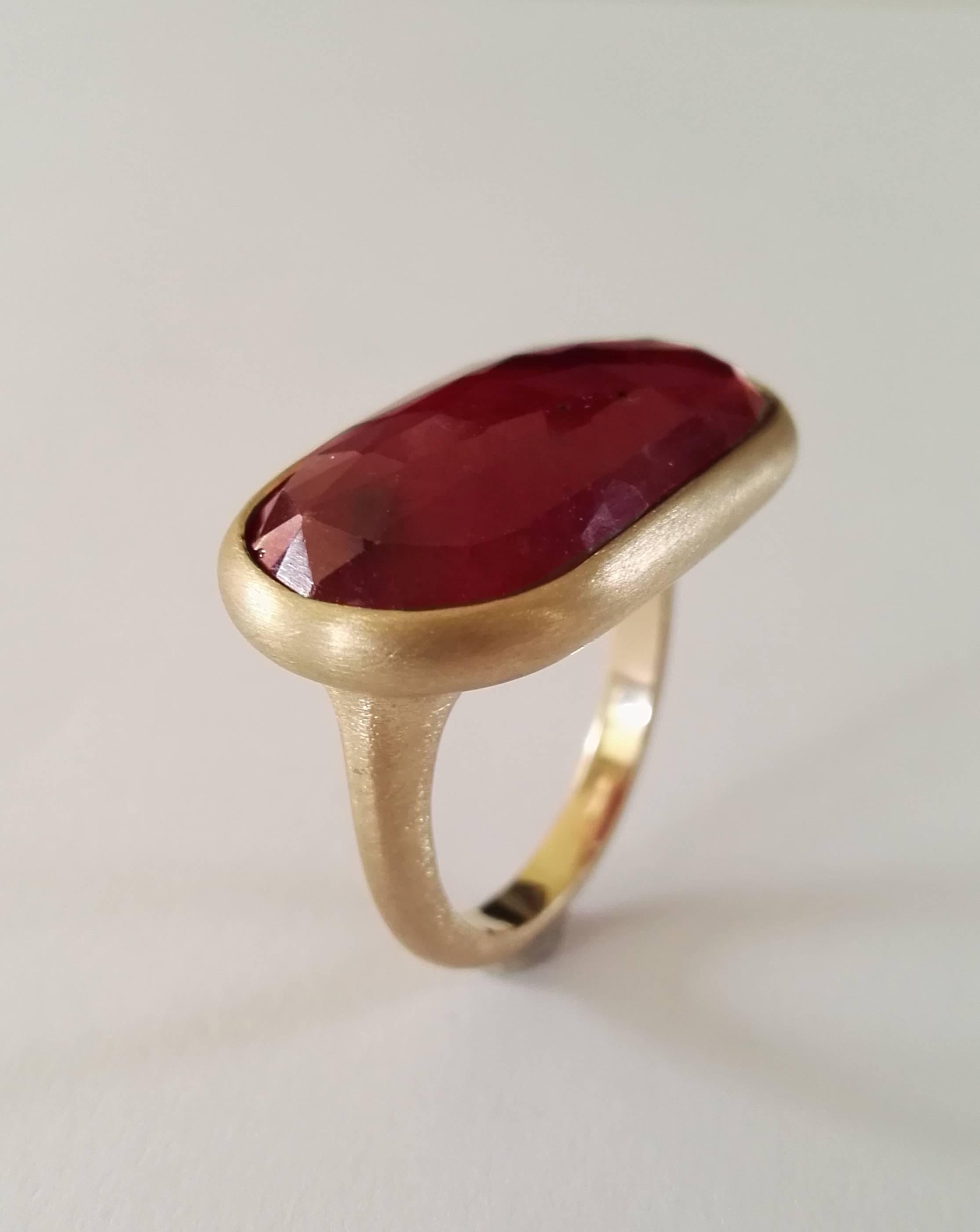 Women's Dalben Faceted Sapphire Satin Gold Ring For Sale