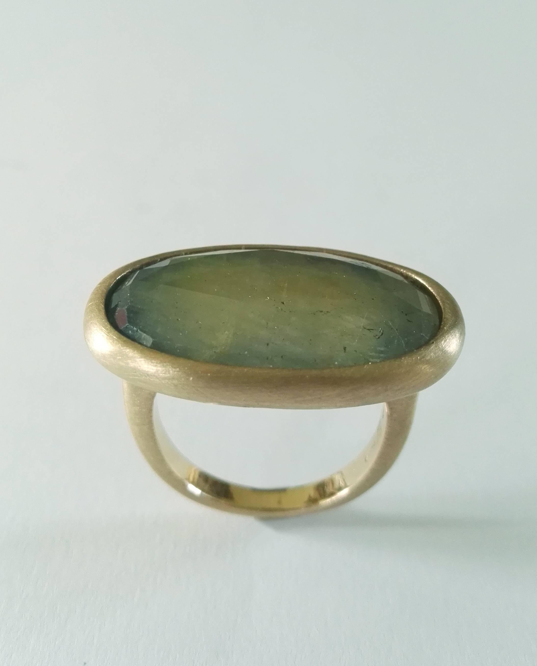 Dalben One of a Kind Green Faceted Sapphire Satin Gold Ring For Sale 3
