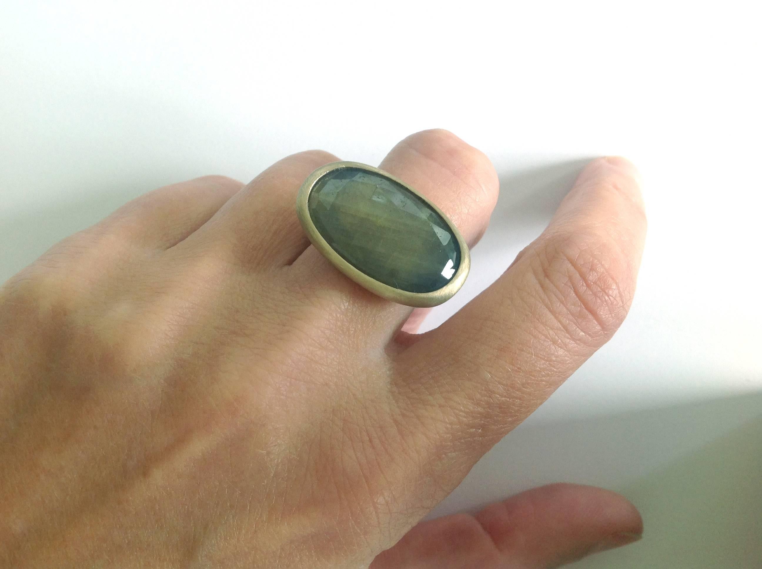 Women's Dalben One of a Kind Green Faceted Sapphire Satin Gold Ring For Sale