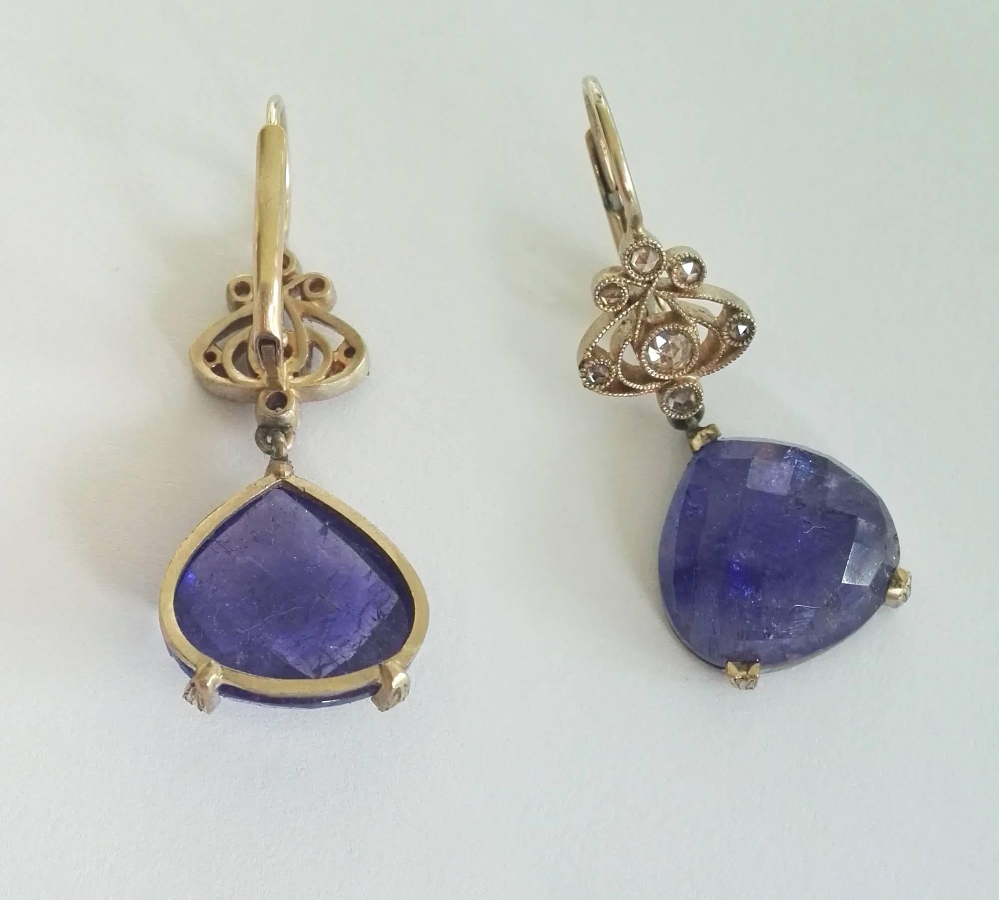 Dalben design Tanzanite and Diamond pendant earrings mounted in 18 kt white gold.
Two Pear cut Tanzanite weighting 15,60 carat and 14 rose cut light brown Diamonds weighing 0,36 carats.
Dimension: width 14 mm, height 35 mm.
The Earrings has been