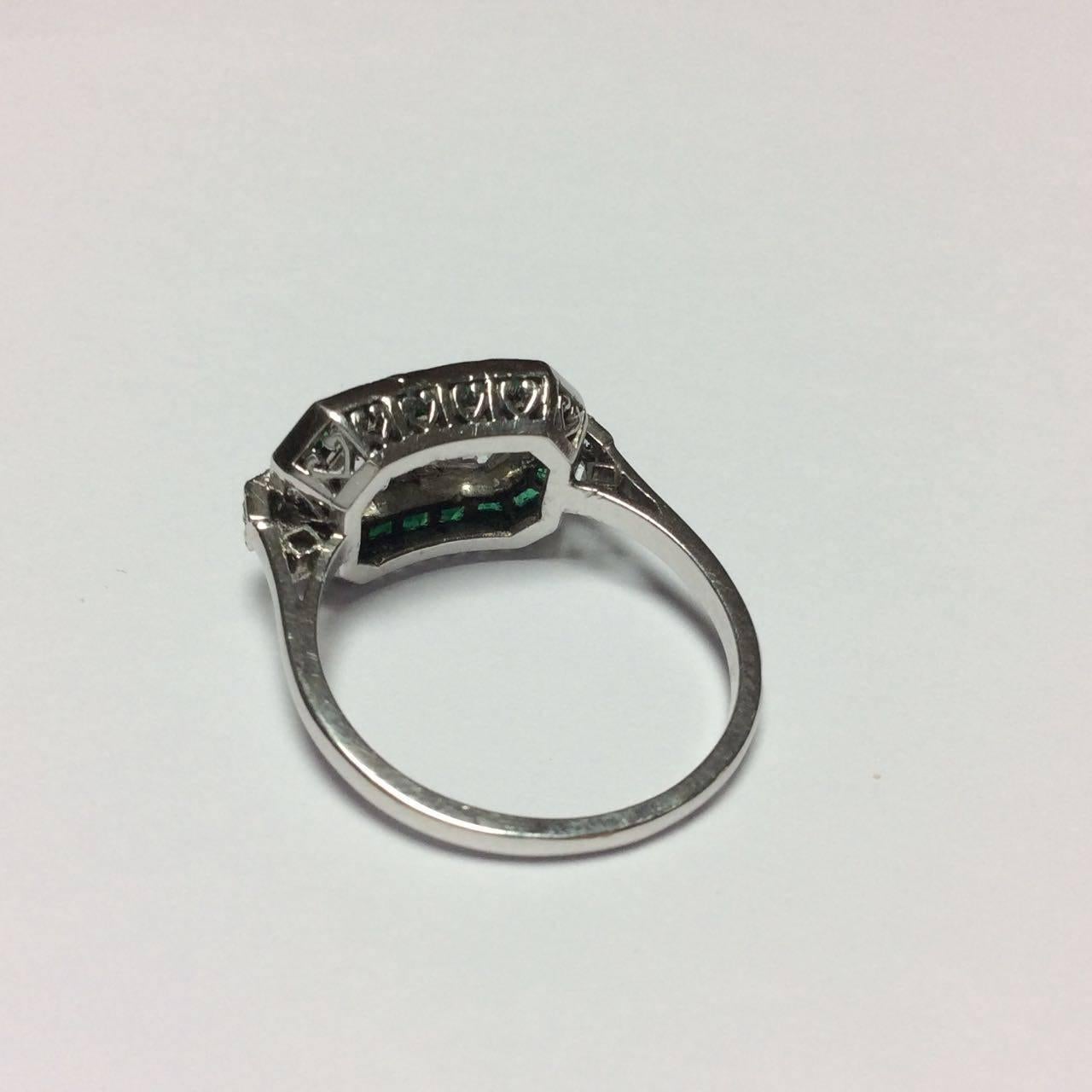 Women's 1910s Art Deco French Emerald Diamonds Platinum Ring For Sale