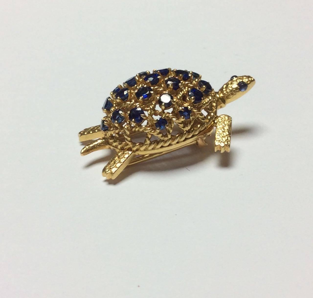 Turtle brooch by Cartier, a cabochon sapphire and sapphires, 18K gold. Circa 1960.