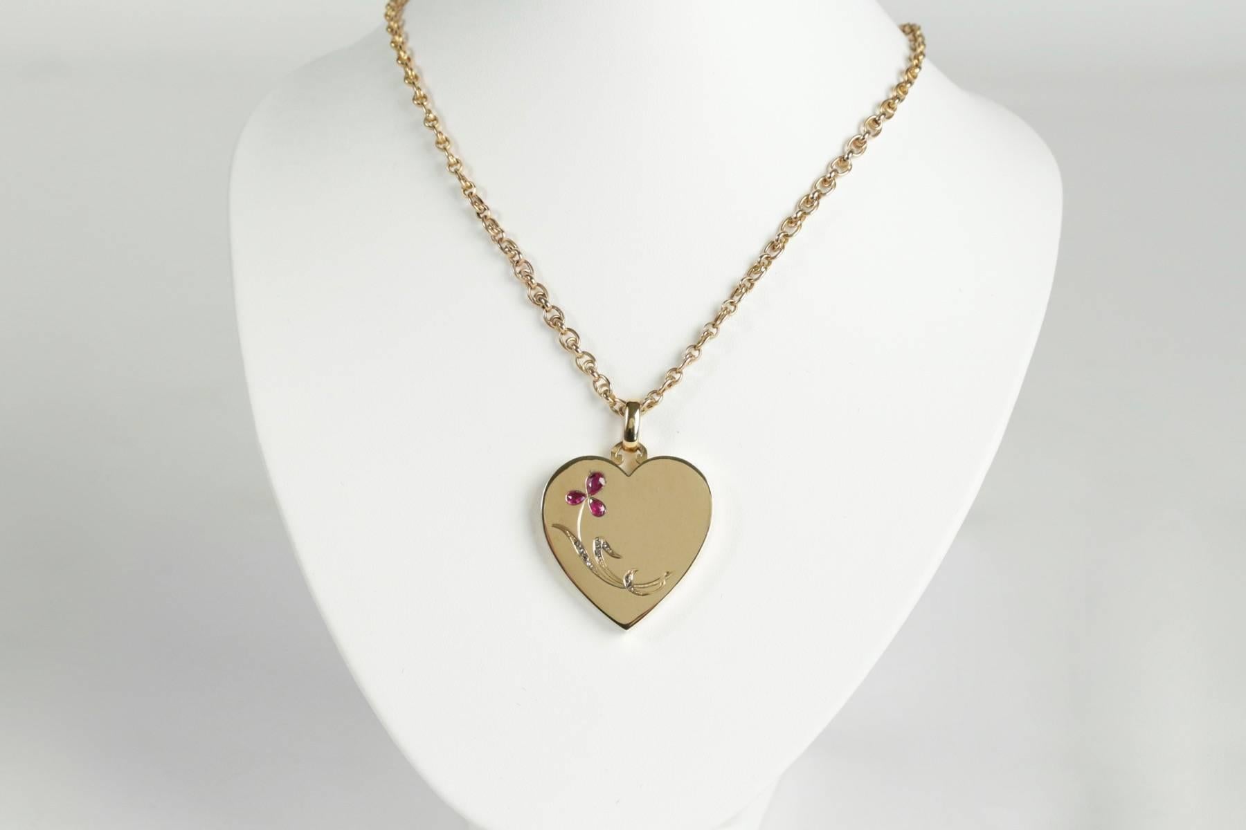 18k yellow gold Heart locket pendant set with ruby and diamonds rose cut, with 18k yellow gold chain necklace. French work. Circa 1880.

Total chain necklace length: 46 cm