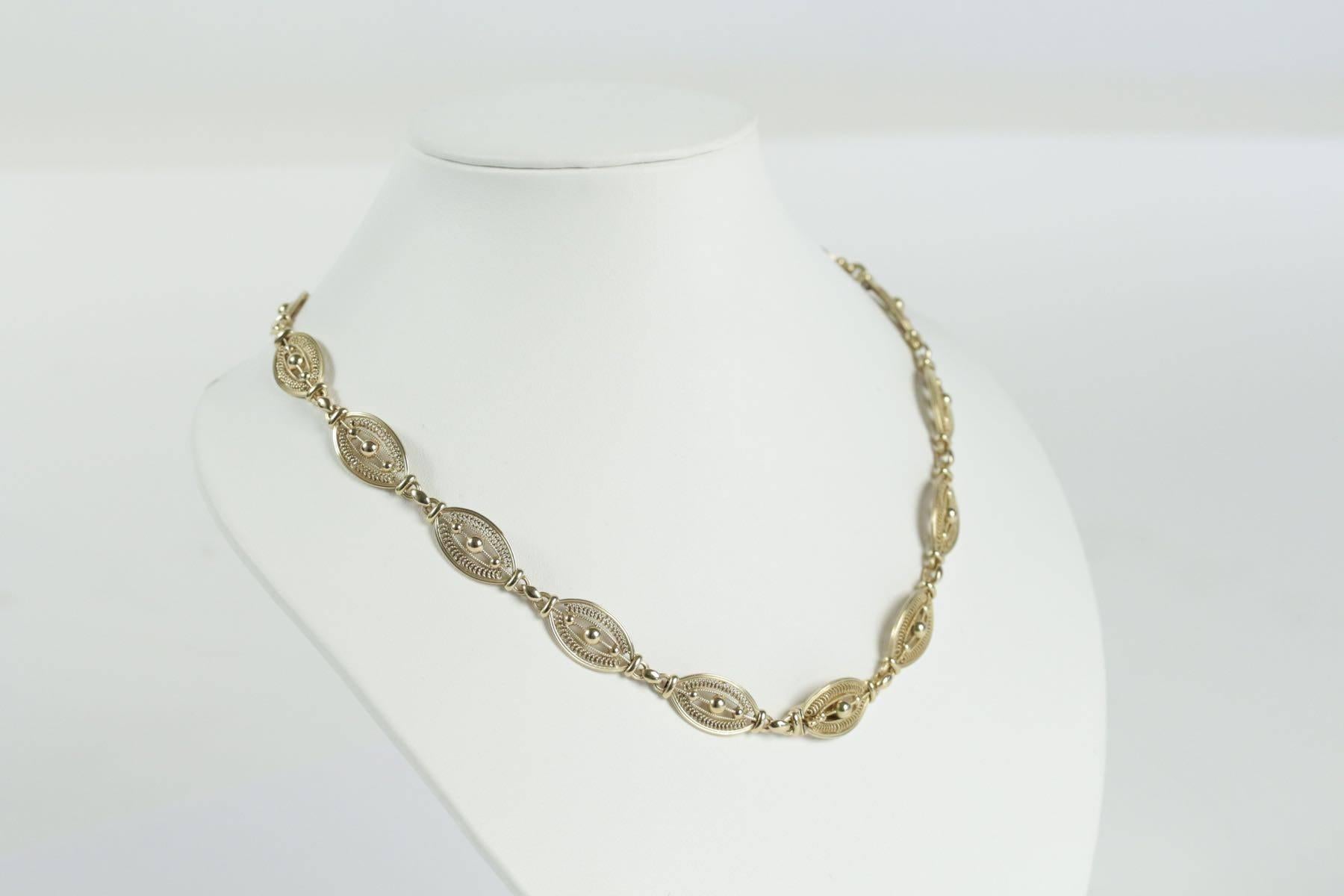 18k yellow gold necklace.
Can be transformed and used as a bracelet.
French work. Circa 1900. 

Total necklace length: 40 cm
Total bracelet length: 17.5 cm