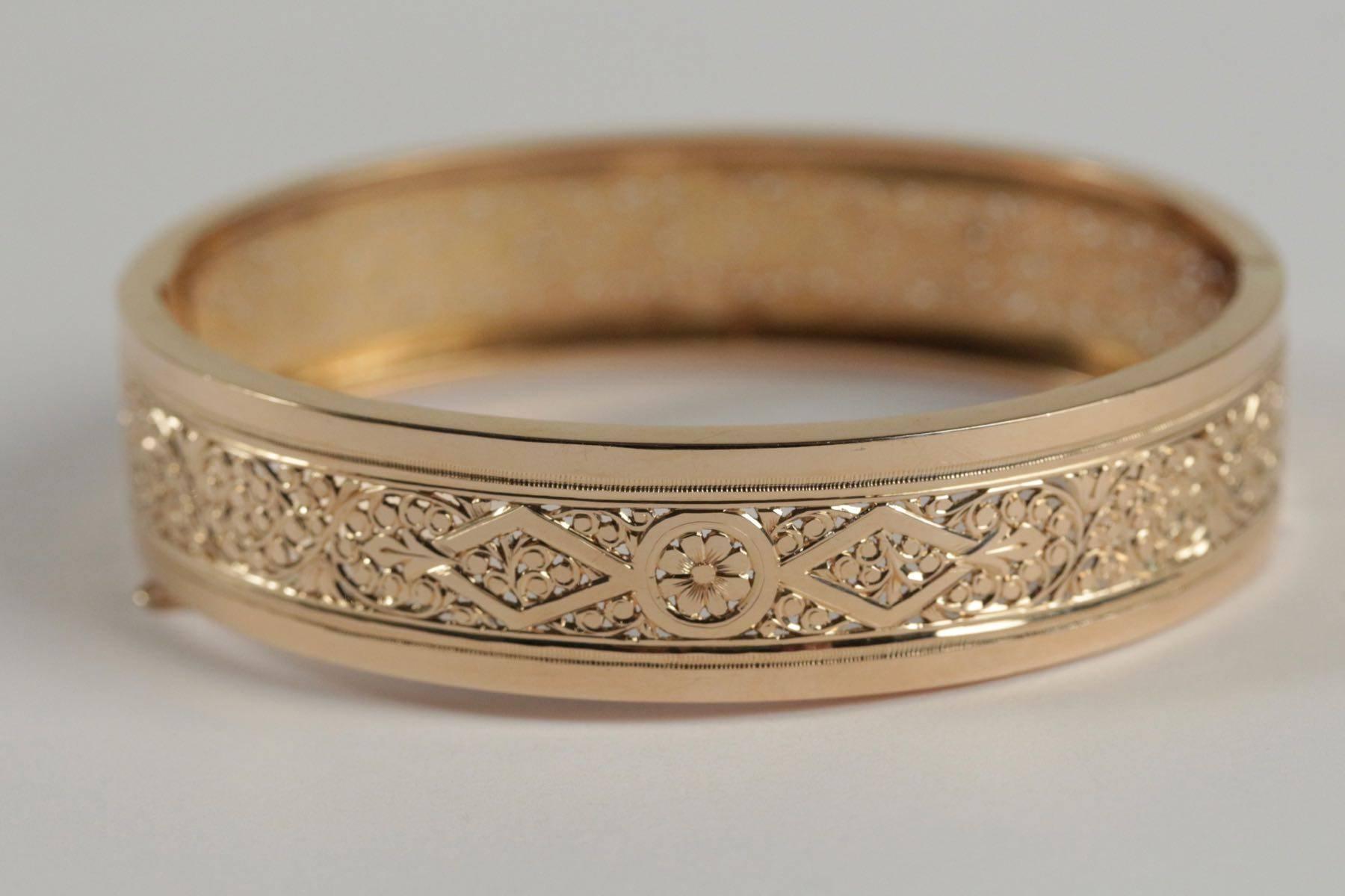 Bangle bracelet in 18K pink openwork gold. French work. Late 19th Century.
Size 17.