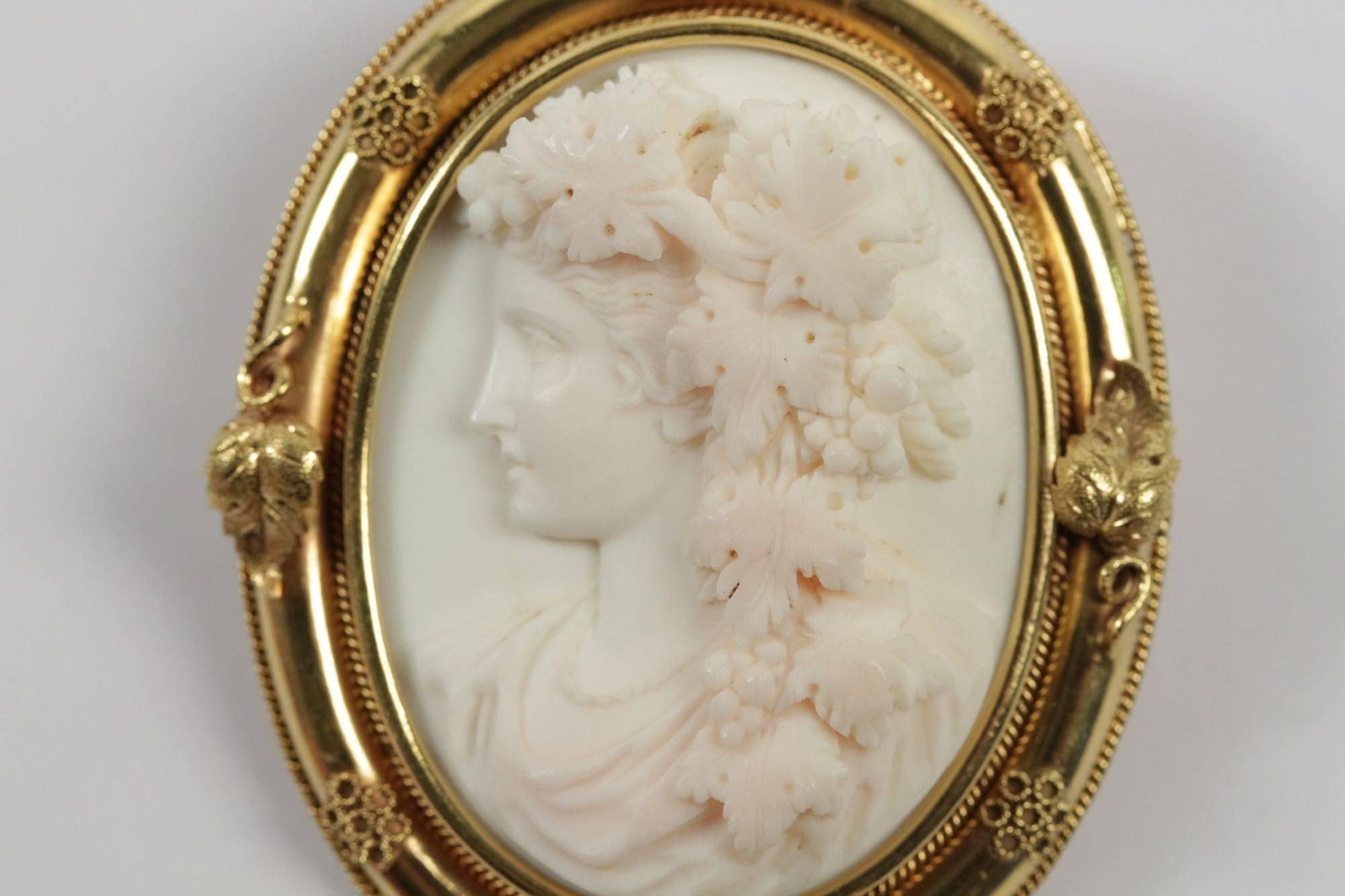 Antique Cameo Coral Gold Brooch And Earrings  In Excellent Condition For Sale In Saint-Ouen, FR