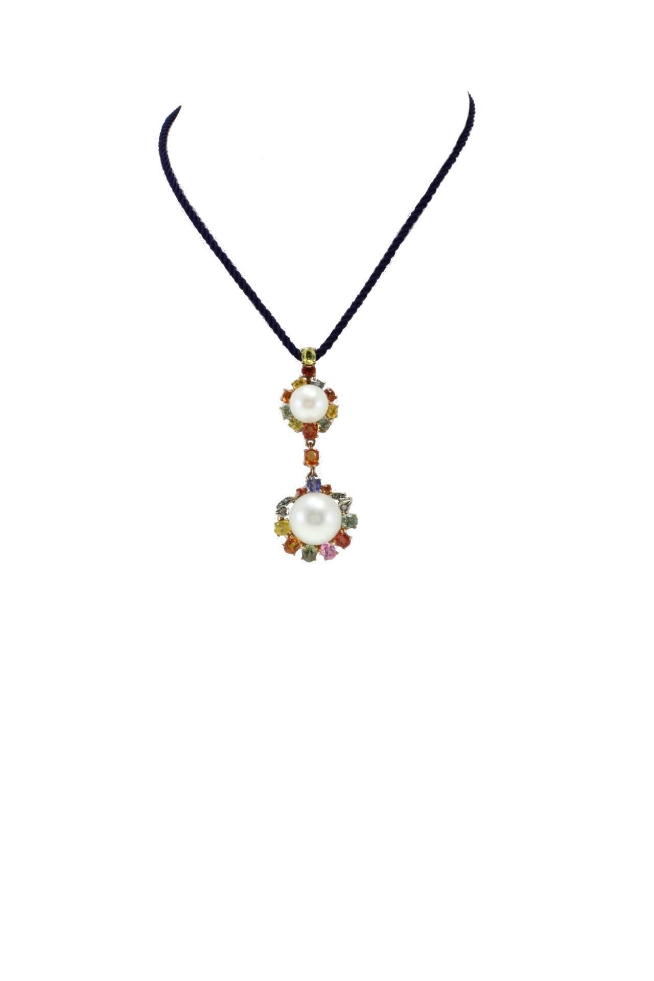 Shiny pendant in 9kt yellow gold and silver composed of two link pearls surrounded by multicolored sapphires. Around the biggest one there are even diamonds.
gold 1.00gr
silver 6.34gr
diamonds 0.05kt
sapphires 6.24kt
pearls 6.10gr
tot weight