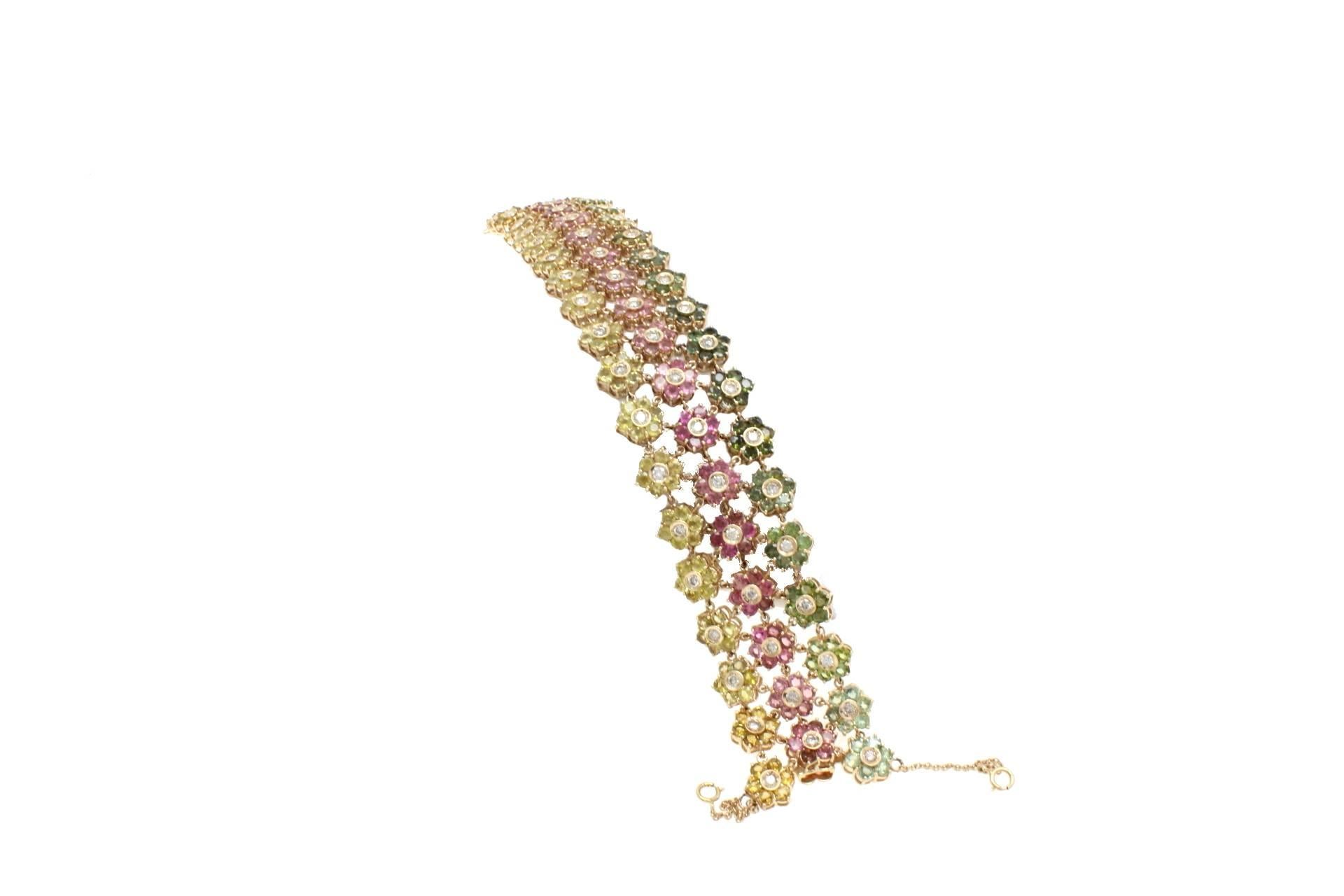 Glänzendes Armband aus 14-karätigem Gelbgold, bestehend aus drei Streifen mit Diamanten und Turmalinblüten.
Diamanten 3,44kt
Turmalin 29,23kt
Gesamtgewicht 48.5gr
r.f.  gfagi

Bei Fragen wenden Sie sich bitte über das Nachrichtenzentrum an den