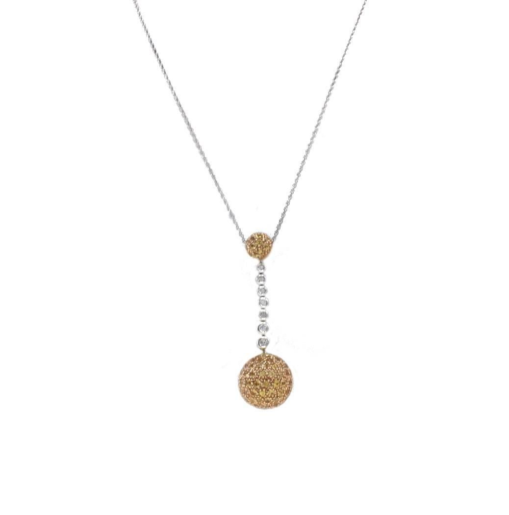 Necklace pendant in 14kt white gold composed of two different dimension spheres covered in topazes linked to one other by a line of seven encrusted diamonds. The chain is in silver.
diamonds 0.16kt
topazes 9.28kt
tot weight 12.7gr
r.f.  ugoe


For