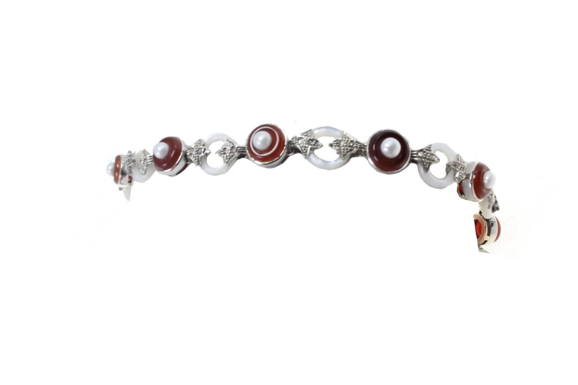 Link bracelet in 9kt yellow gold and silver composed of mother-of-pearl circles linked to carnelian discs with a pearl on the by encrusted diamonds.

tot weight 15.4gr
r.f.  cgi

We hereby inform our customers that in the case of return they will