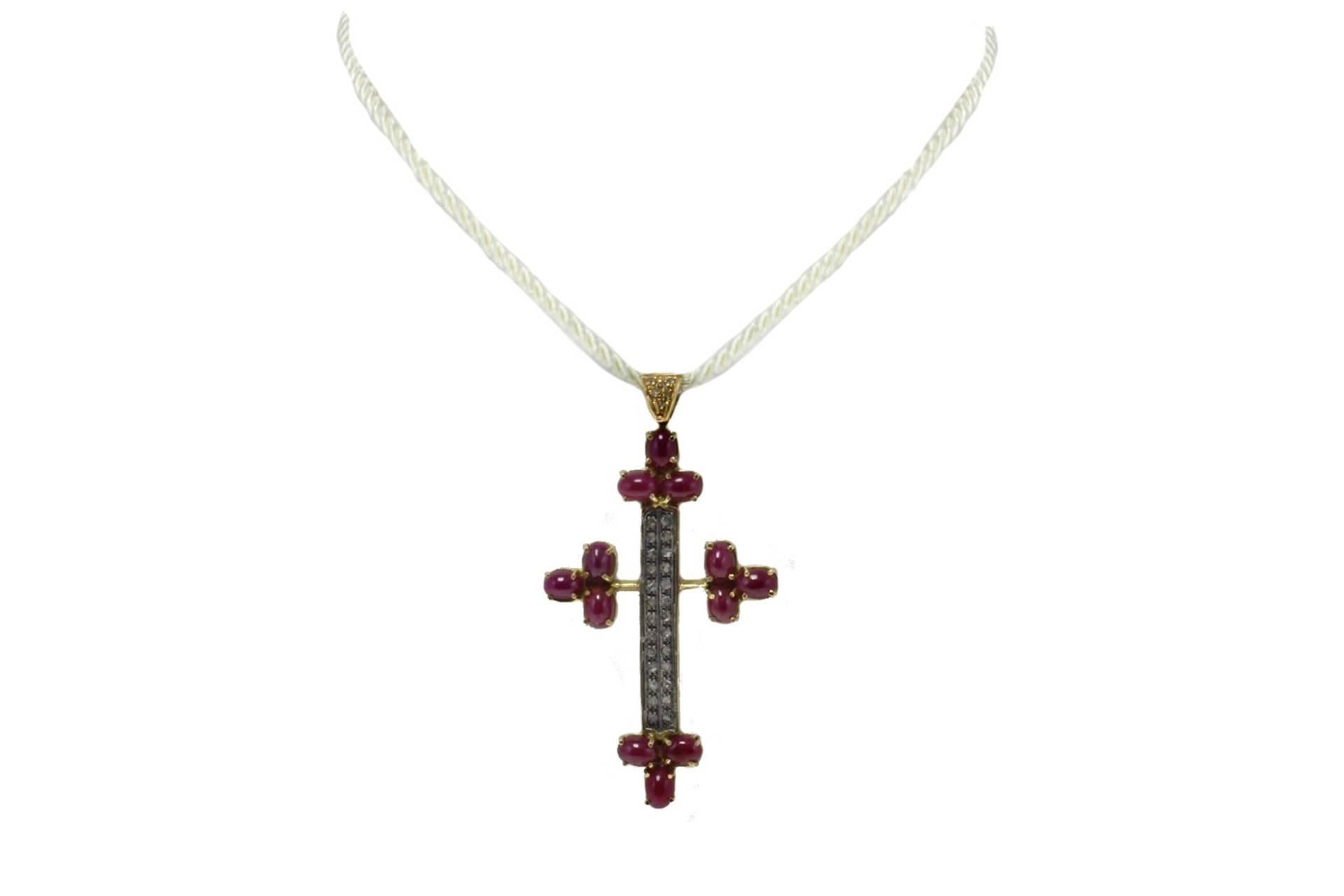 Cross pendant necklace in 14kt yellow gold and silver composed of two diamonds stripes and three rubies each extremities.

tot weight 11.6gr
r.f.  ric
