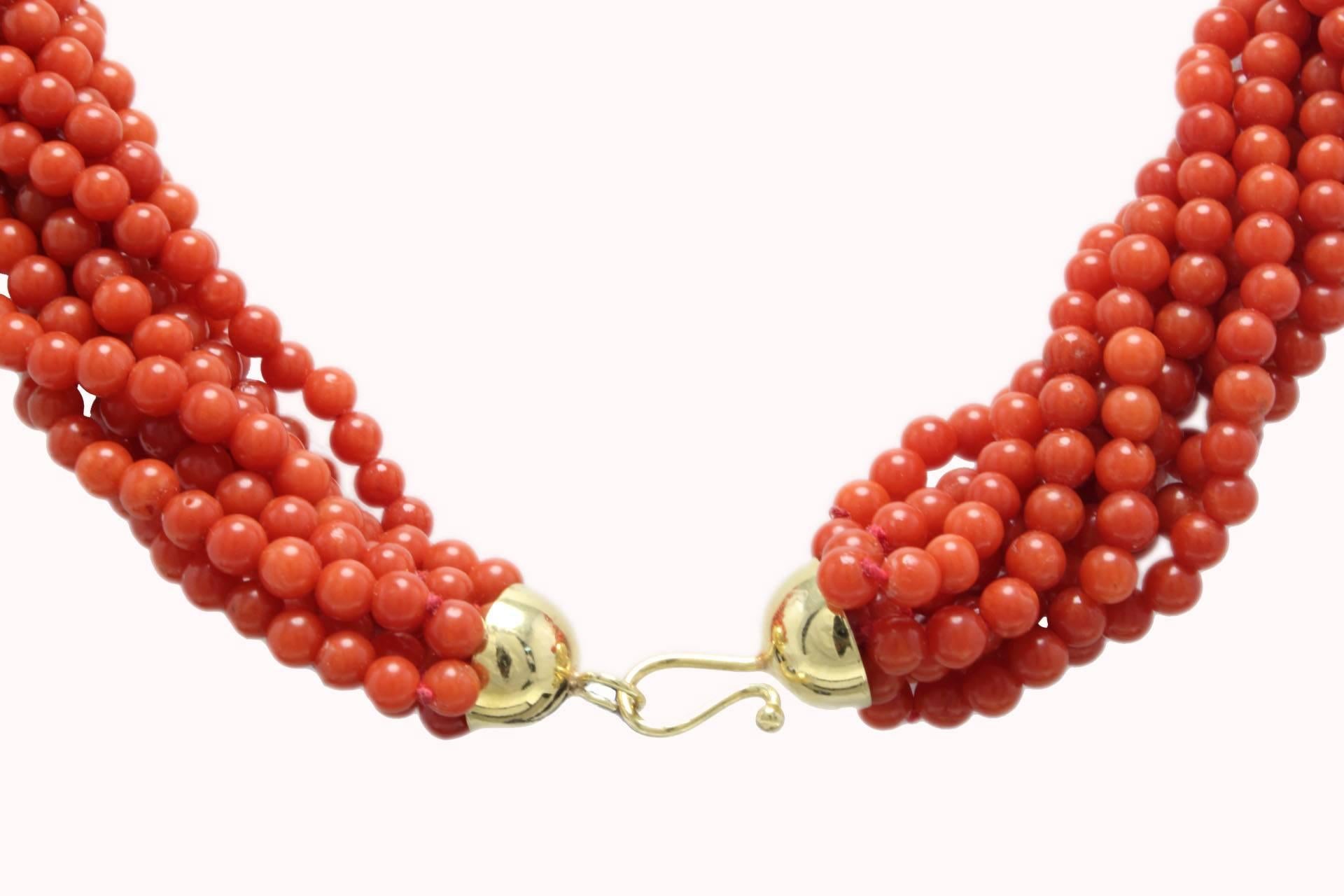This classic choker necklace is simply composed of a twist of multi beaded corals strands with a clasp in 18 Kt yellow gold.
Tot weight 100.9 g
Corals 99.6 g

Rf. rga