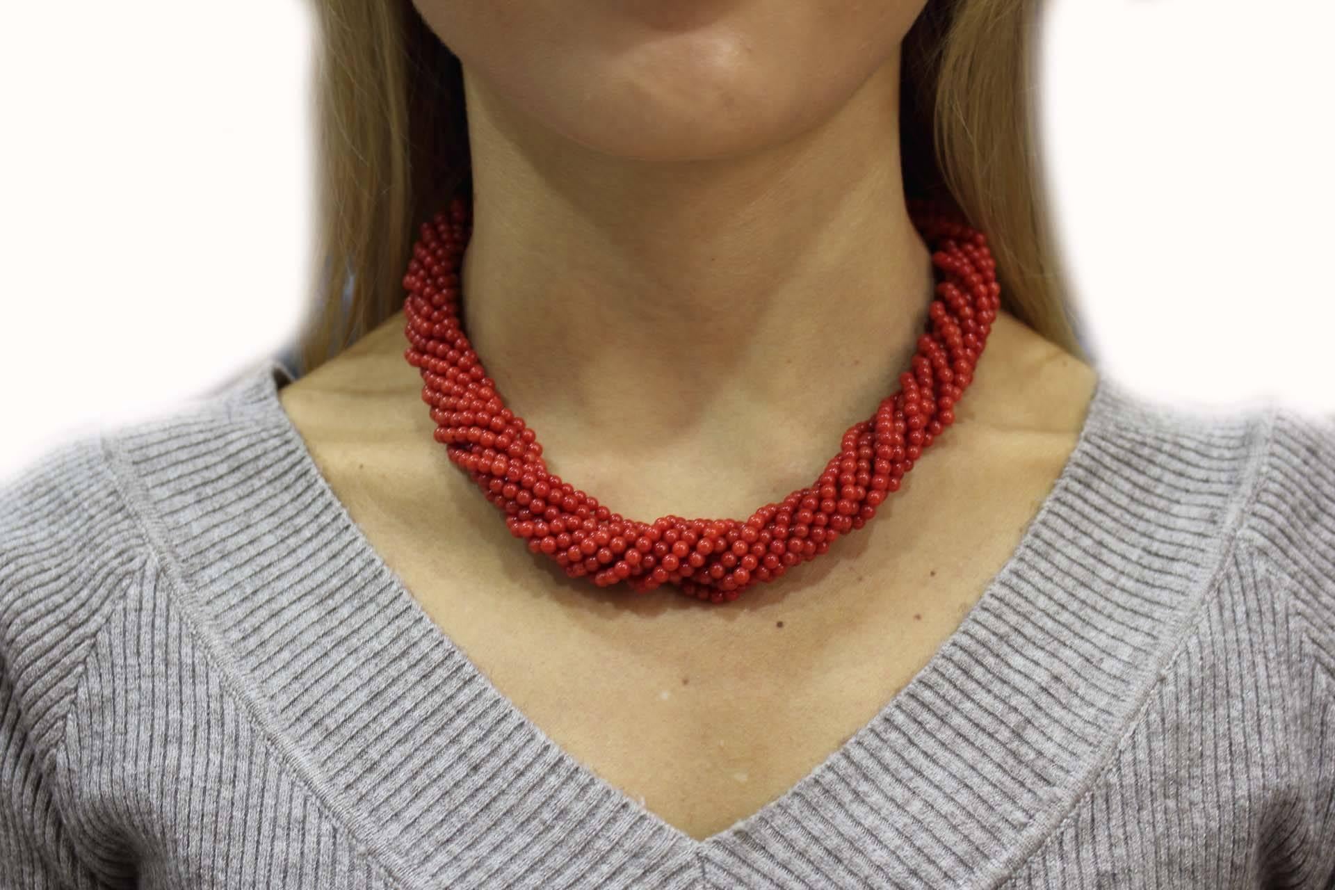 Multi Twisted Natural Coral Beaded Choker Necklace and Gold Clasp In Good Condition In Marcianise, Marcianise (CE)