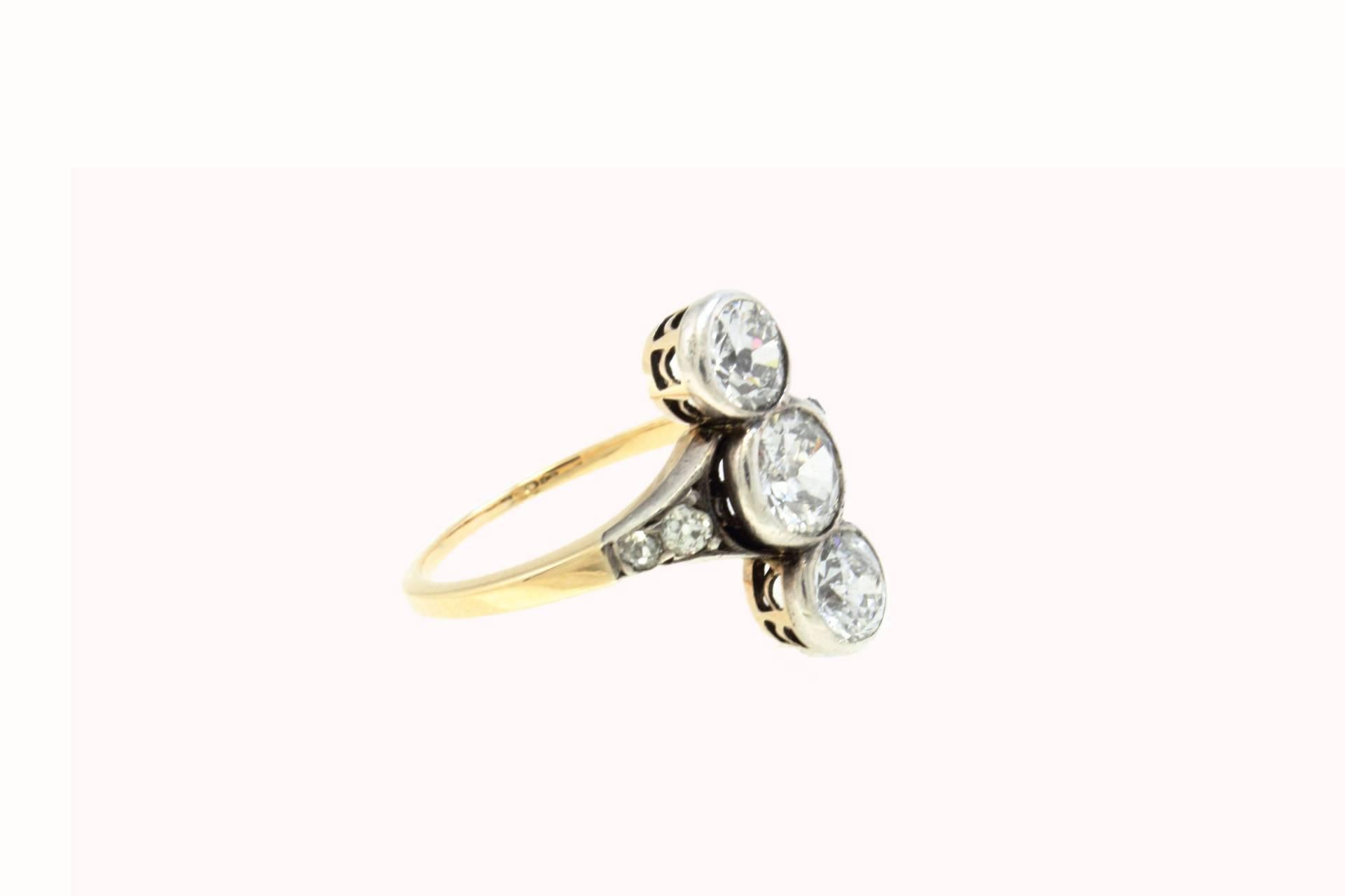 This charming ring is a witness of the elegant  it is composed of 3 Old  diamonds in the middle and little diamonds on its side.
All is mounted in 18 Kt  gold.
Tot weight 4.6 g
Ring Size ITA 16.5 - French 56.50 - US 7.5 - UK P
Diamonds 2,38 ct
Rf.