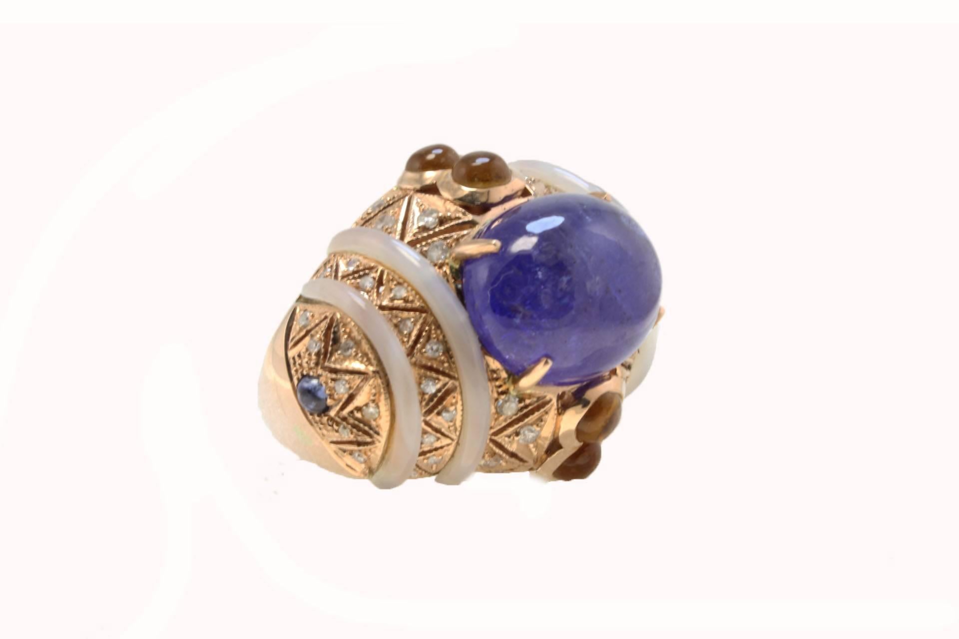 Amazing cluster ring composed of shiny gemstones like diamonds, topazes, mother of pearls and on top of all of them a tanzanite. All is mounted in 14Kt rose gold
Tot weight 19.8 g
Ring Size: ITA 17 - French 57 - UK 8 - UK Q
Diamonds 0.58 ct
Blue
