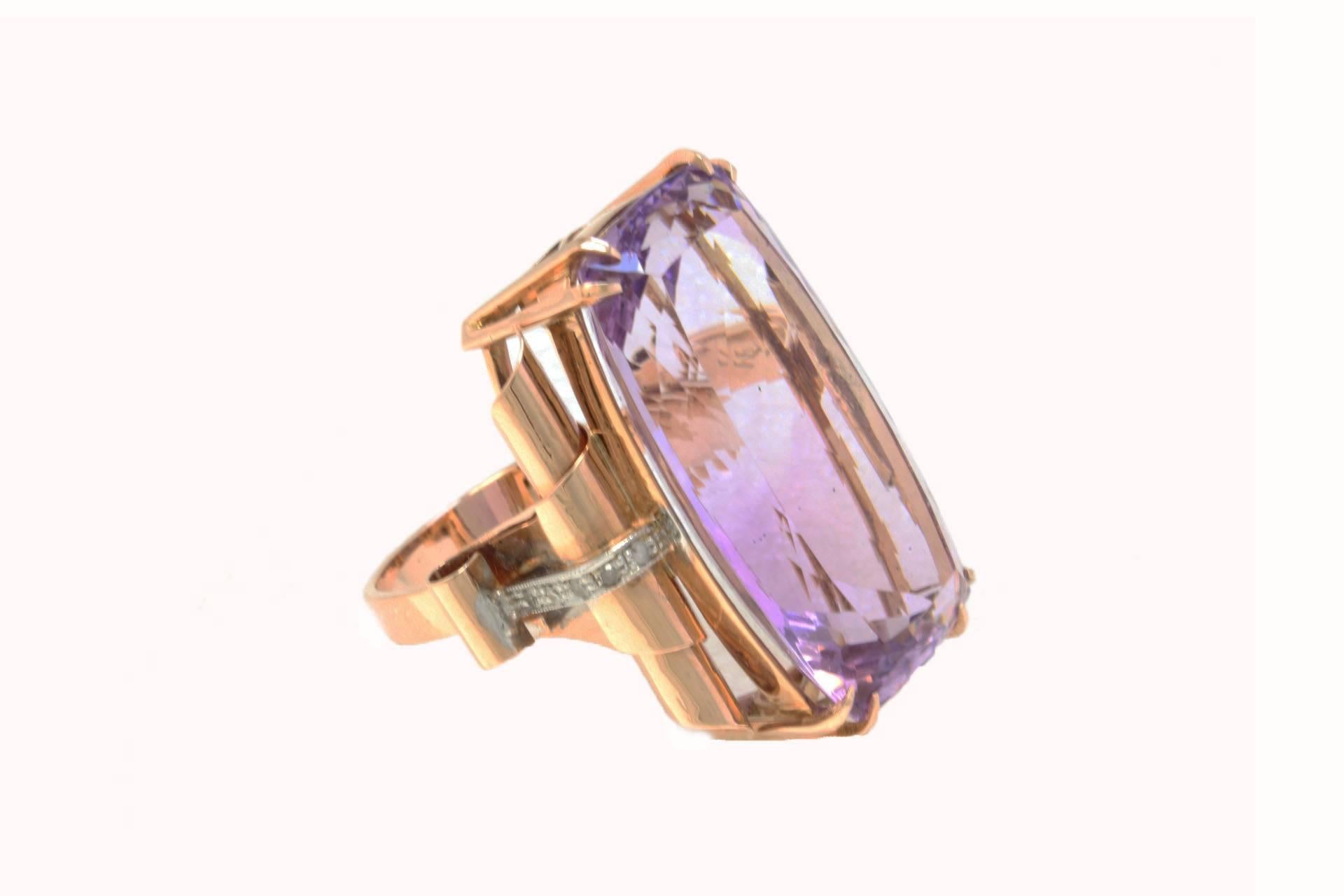 Amazing  ring composed of shiny rectangle shape amethyst   surrounded of diamonds. All is mounted in 14 Kt rose gold.
Tot weight 11.7 g
Ring Size: ITA 19 - French 59 - US 8.5 - UK R
Diamonds 0.10 ct
Amethyst 25.29 ct

Rf. uaia