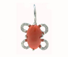 Boucles d'oreilles en or blanc 18K avec diamants, corail rouge de forme ovale et à fond plat