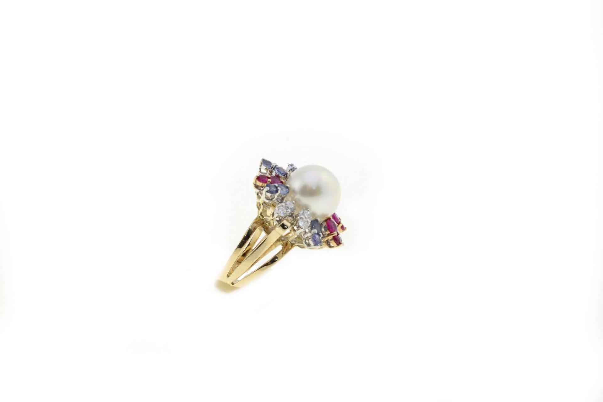 Ring aus Roségold mit Rubinen, Saphiren, Diamanten und australischen Perlen (Retro) im Angebot