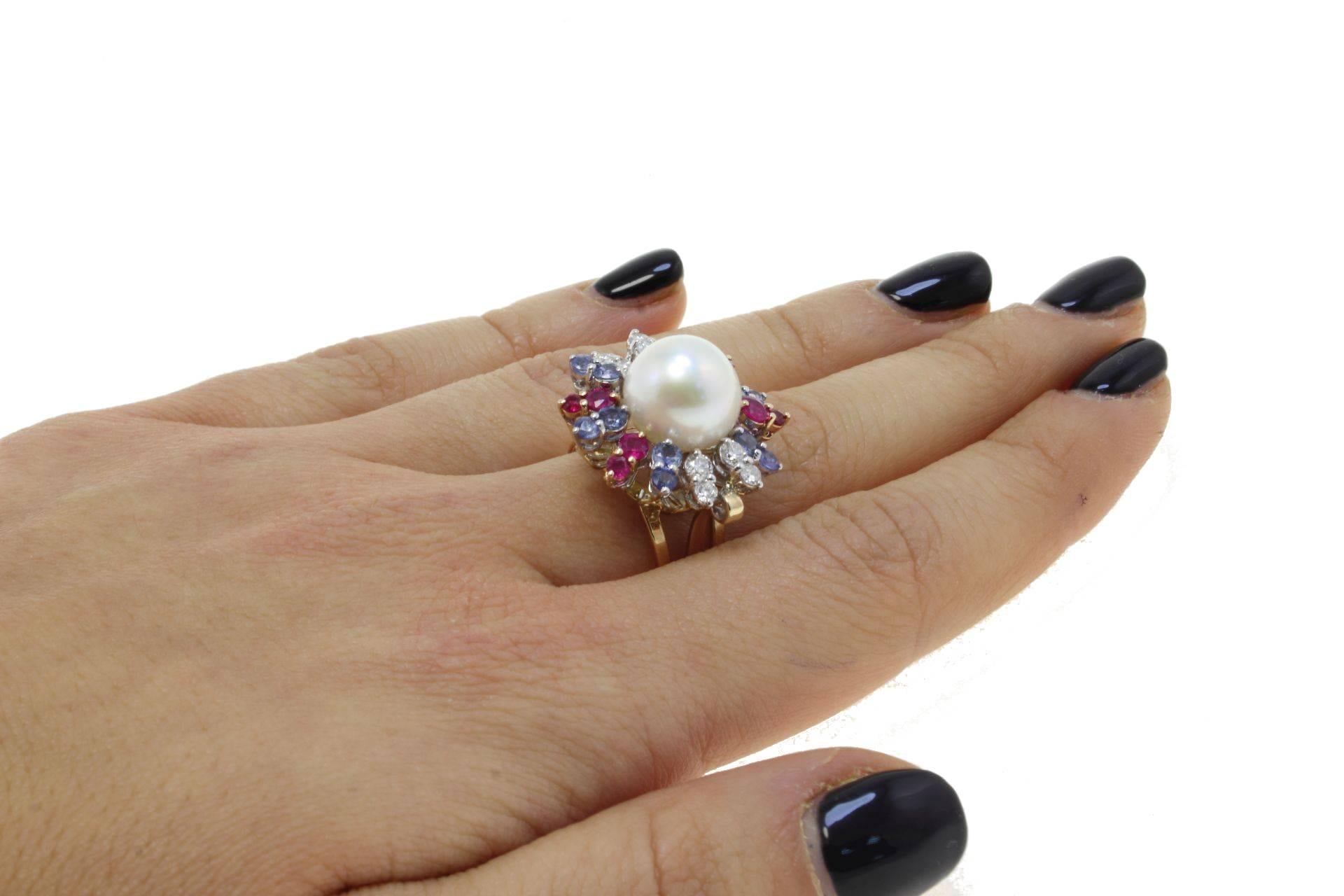 Ring aus Roségold mit Rubinen, Saphiren, Diamanten und australischen Perlen im Zustand „Gut“ im Angebot in Marcianise, Marcianise (CE)