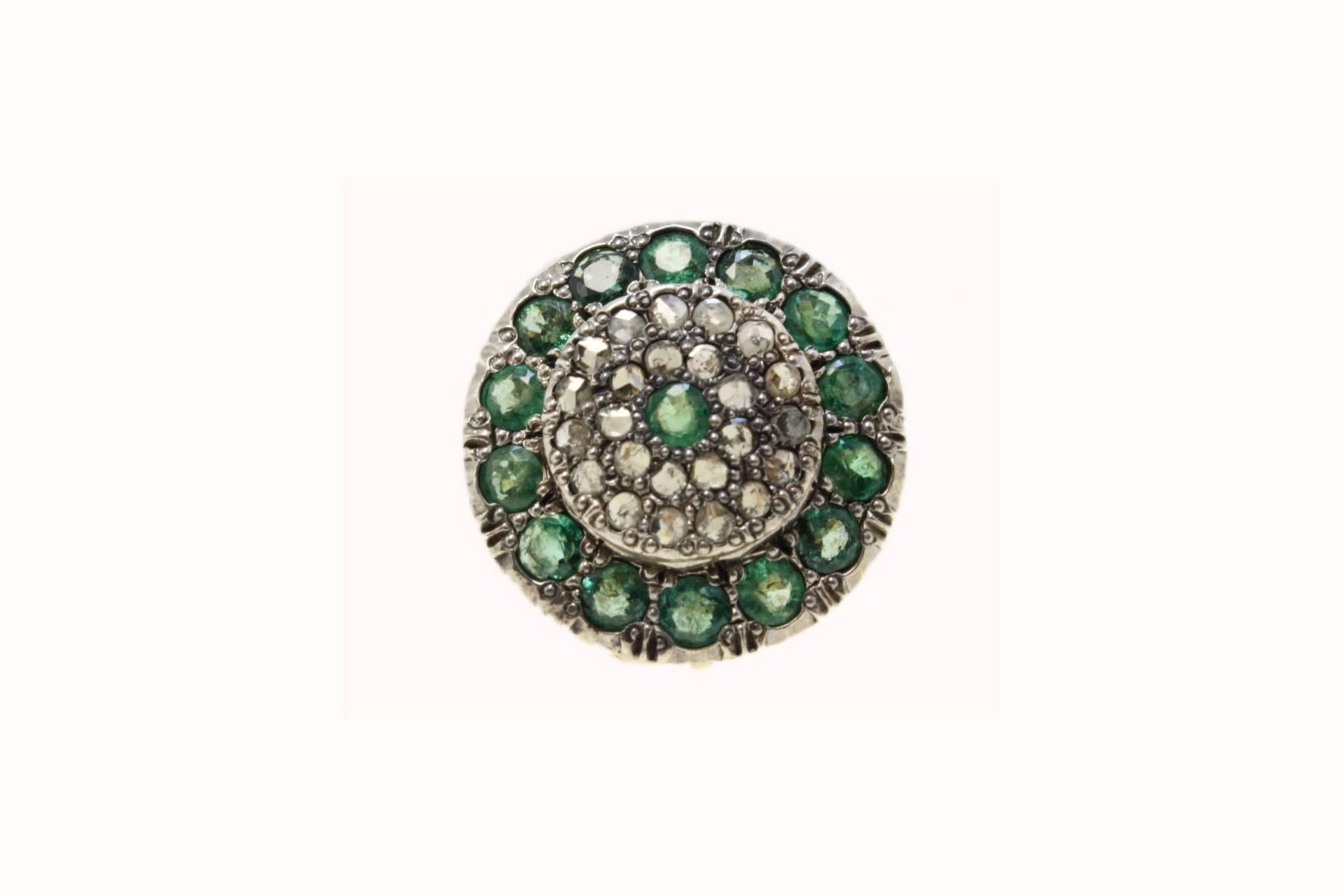 Classic late Victorian stud earrings, composed of a crown of emeralds that's surrounding a crown of diamonds. All is mounted in 9 Kt rose gold and silver.
Tot weight 12.72 g both earrings, 6.36 single one
Diamonds 0.91 ct
Emeralds 5.25 ct

Rf. ggho