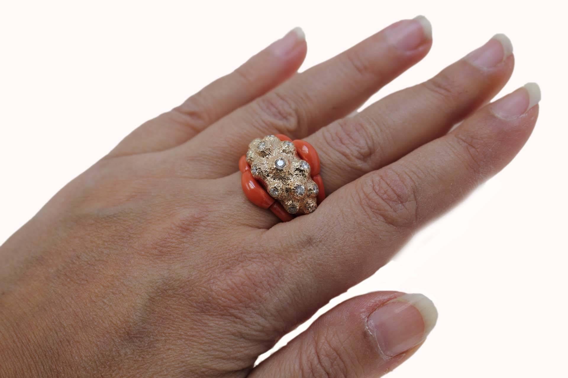 Retro Rose Gold Diamonds and Coral Dome Ring In Good Condition For Sale In Marcianise, Marcianise (CE)