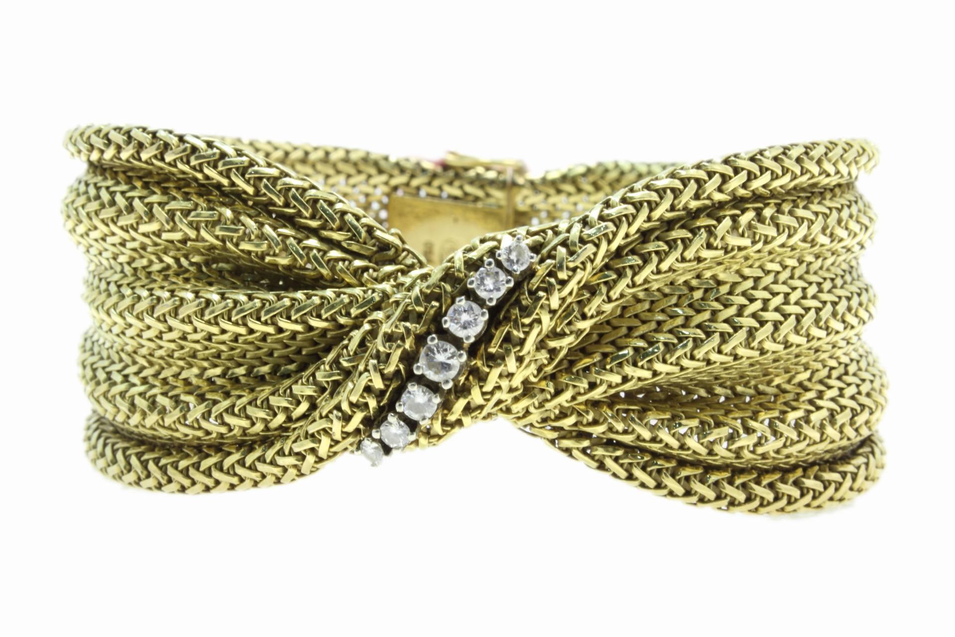 Retro bracelet mounted in 18 Kt yellow gold and a twist of diamonds in the middle of it.
Tot weight 71.04 g
Diamonds 0.37 ct

Rf. gofgc